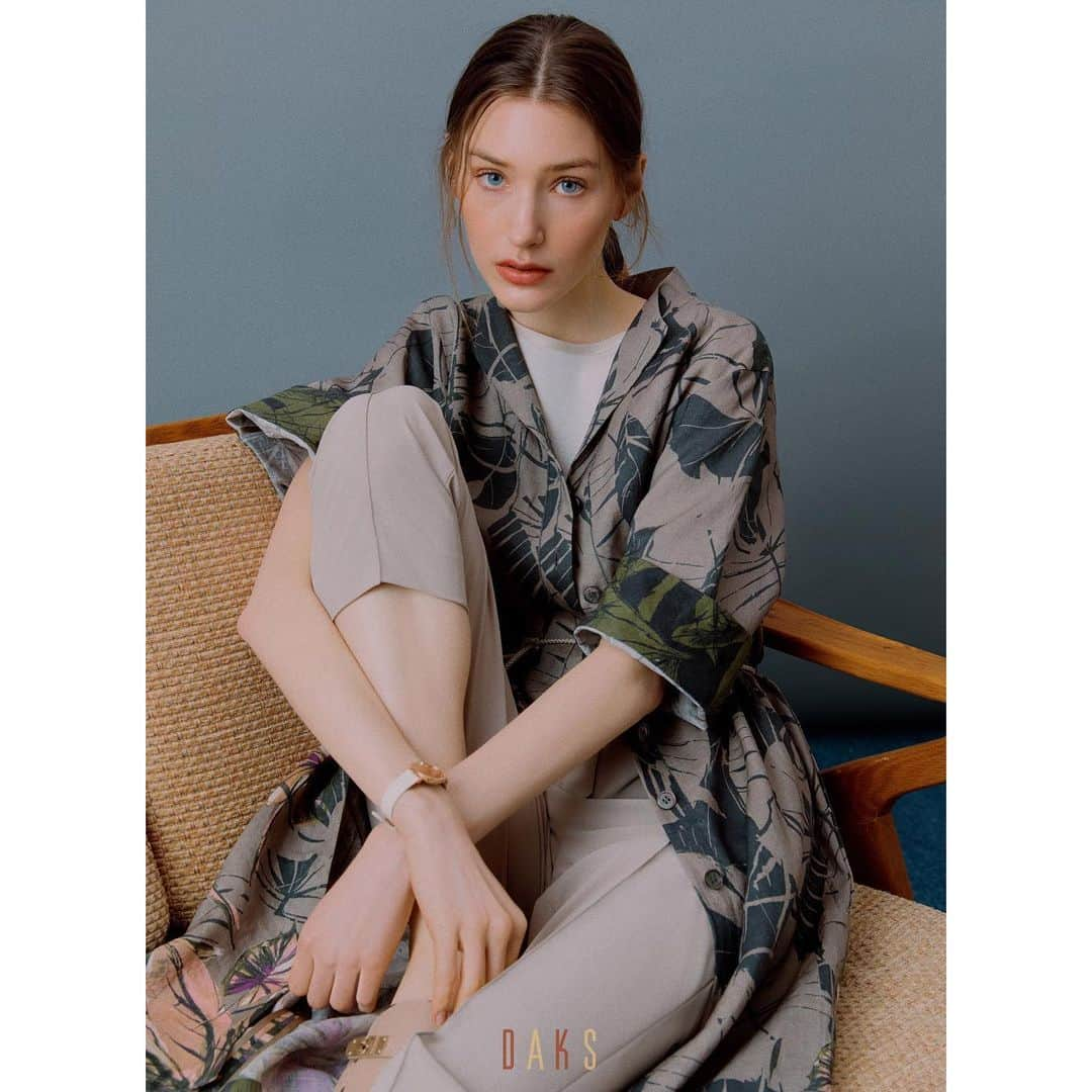 DAKS Koreaさんのインスタグラム写真 - (DAKS KoreaInstagram)「• DAKS ladies 19SS Portrait of a Lady  여성의 가장 멋진 순간 을 함께하며 스타일을 빛내주는 닥스 레이디스가 올해 125주년을 맞이했습니다. 이번 봄여름은 Portrait of a lady 라는 테마로 닥스가 추구하는 다양한 여인의 모습을 생생하게 담아봅니다.  RELAXED LADY  풍부한 햇살이 내리쬐는 5월에는 한결 여유가 느껴지는 여성의 특별한 휴식을 담았습니다. 집에서 즐기는 나만의 휴식, 근교로 떠나는 기분 좋은 여행 등 일상을 이상적으로 만들어줄 ‘릴랙스’ 무드로 가득합니다. 부드러운 리넨 소재와 휴양지가 연상되는 이국적인 패턴, 경쾌한 컬러 조합 등 편안하면서도 고급스러운 리조트룩과 트래블 룩으로 일상에서 벗어나 잠시 재충전하는 시간을 가져보세요. 도시와 휴양지를 아우르는 닥스 레이디스 모던 트래블러.  _ 어디든 떠날 계획을 세우고 있다면 이국적인 정취가 느껴지는 패턴 아이템으로 시선을 돌려보세요. 열대 우림을 연상시키는 패턴 로브는 자연의 웅장함을 입은 듯 가볍게 걸치기만 해도 스타일에 힘을 더해줍니다. 이때, 로브는 길이에 따라 분위기가 달라집니다. 무심한 듯 편안한 스타일을 추구한다면 길이가 긴 로브와 슬림한 슬랙스와 매치해 자연스러운 스타일을 연출하세요.  _ [그린 프린트 린넨 셔츠형원피스] #DLDR9B603E2 [아이보리 멜란지 린넨 민소매티셔츠] #DLTS9B413IV [베이지 스티치장식 하프팬츠] #DLPA9B401I2 _ #닥스 #닥스레이디스」5月31日 9時15分 - dakskorea_accessories