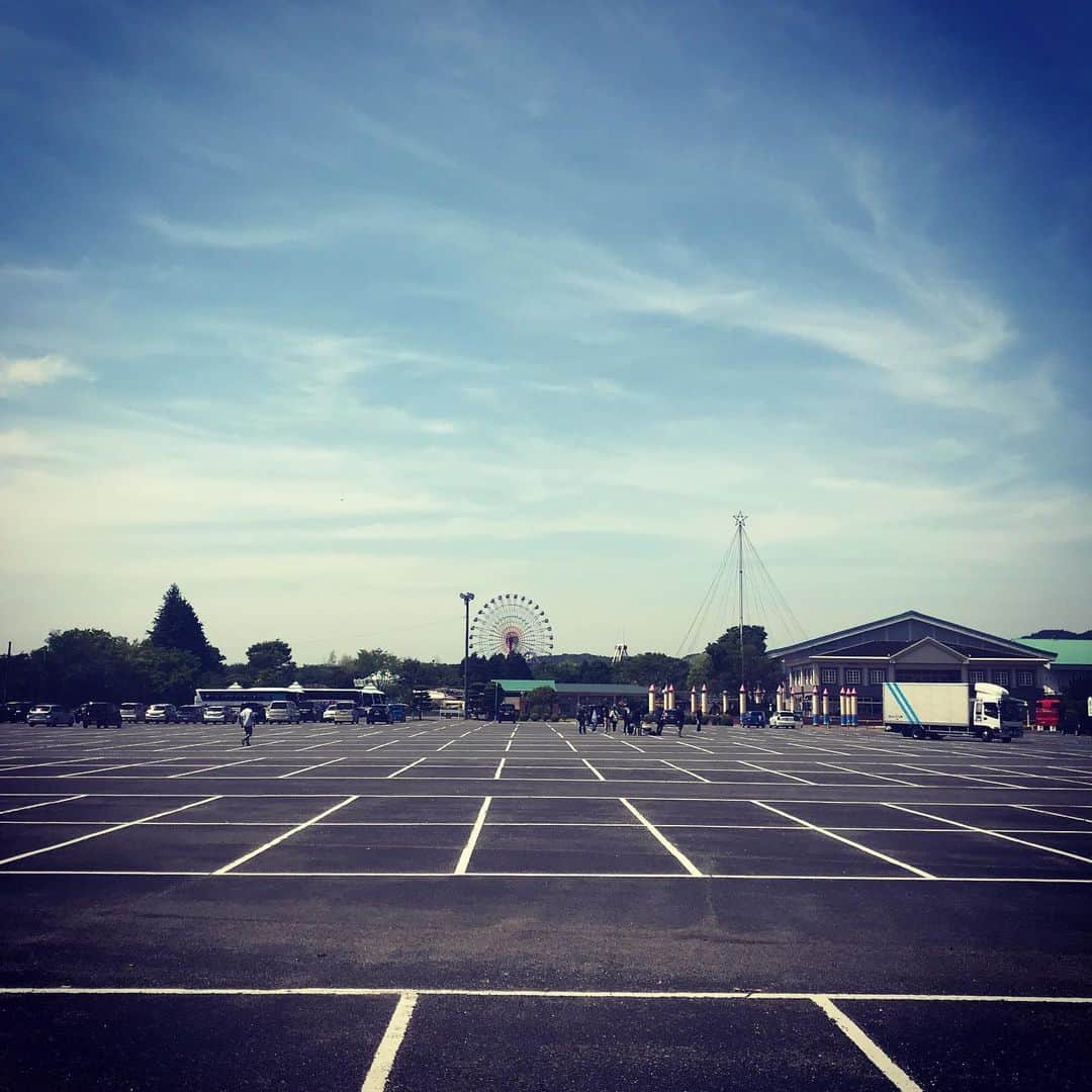 佐野史郎のインスタグラム：「25年ぶりに訪れた、福山、みろくの里。 篠田正浩監督「写楽」のセット、ここで撮ってたけど、今は遊園地に🎡」
