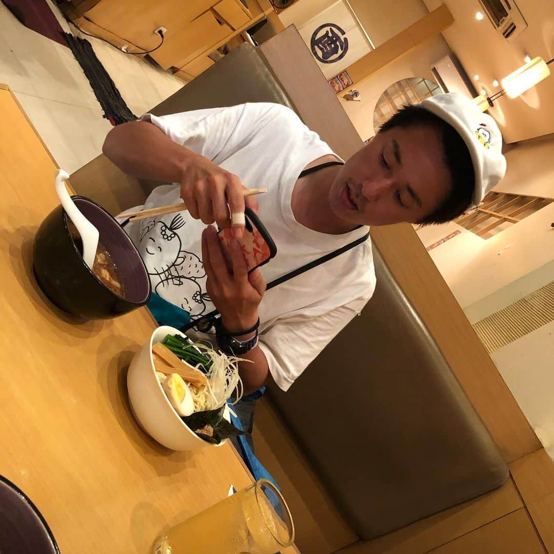 てっぺいさんのインスタグラム写真 - (てっぺいInstagram)「‪『その国に来たら、その国のものを食べないと旅に来た意味ないやん』‬ ‪昨日、日本食を食べた僕に真っ直ぐな目で語ってくれた松浦さんと早めの夕飯。 #松浦 さん #冒険者 #真っ直ぐな人 #嘘つかない #旅した国を愛する男」5月31日 20時06分 - nice_teppee
