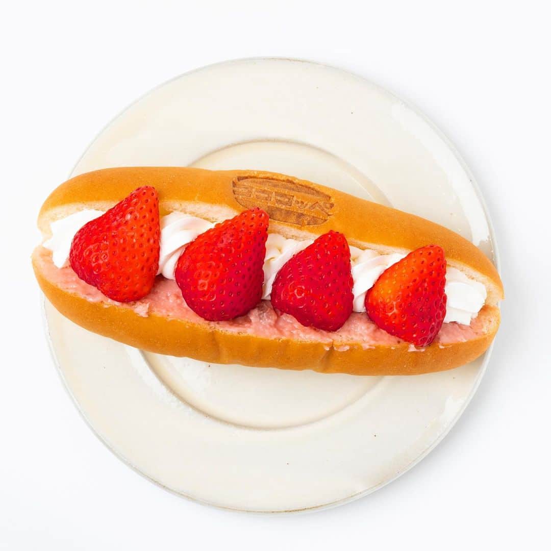 Hanako公式さんのインスタグラム写真 - (Hanako公式Instagram)「ダブルクリームに挟まれてフレッシュなイチゴが整列🍞🍓﻿ ﻿ 〈コッペパン専門店 コココッペ〉は、福岡では学校給食のパンとしておなじみの老舗〈唐人ベーカリー〉が手がける店。「フルーツコッペいちご」は、ホイップクリームとイチゴの果肉入りのクリームをサンド！﻿ ﻿ 【Hanako_福岡シティガイド発売!!】﻿ #Hanako #Hanako_magazine #Hanako30th #コッペパン #いちご好き #フルーツサンド #福岡 #fukuoka #福岡旅行 #博多 #天満 #うきは #糸島 #糟屋 #福岡グルメ #福岡カフェ巡り #福岡スイーツ #福岡うどん #福岡カレー部 #博多グルメ #博多カフェ #糸島カフェ #うきはカフェ #喫茶店巡り #喫茶部 #カフェ部 #カフェ巡り #コーヒー好き #朝ごはんの記録 #Photoby_IttokuKawasaki」5月31日 20時08分 - hanako_magazine