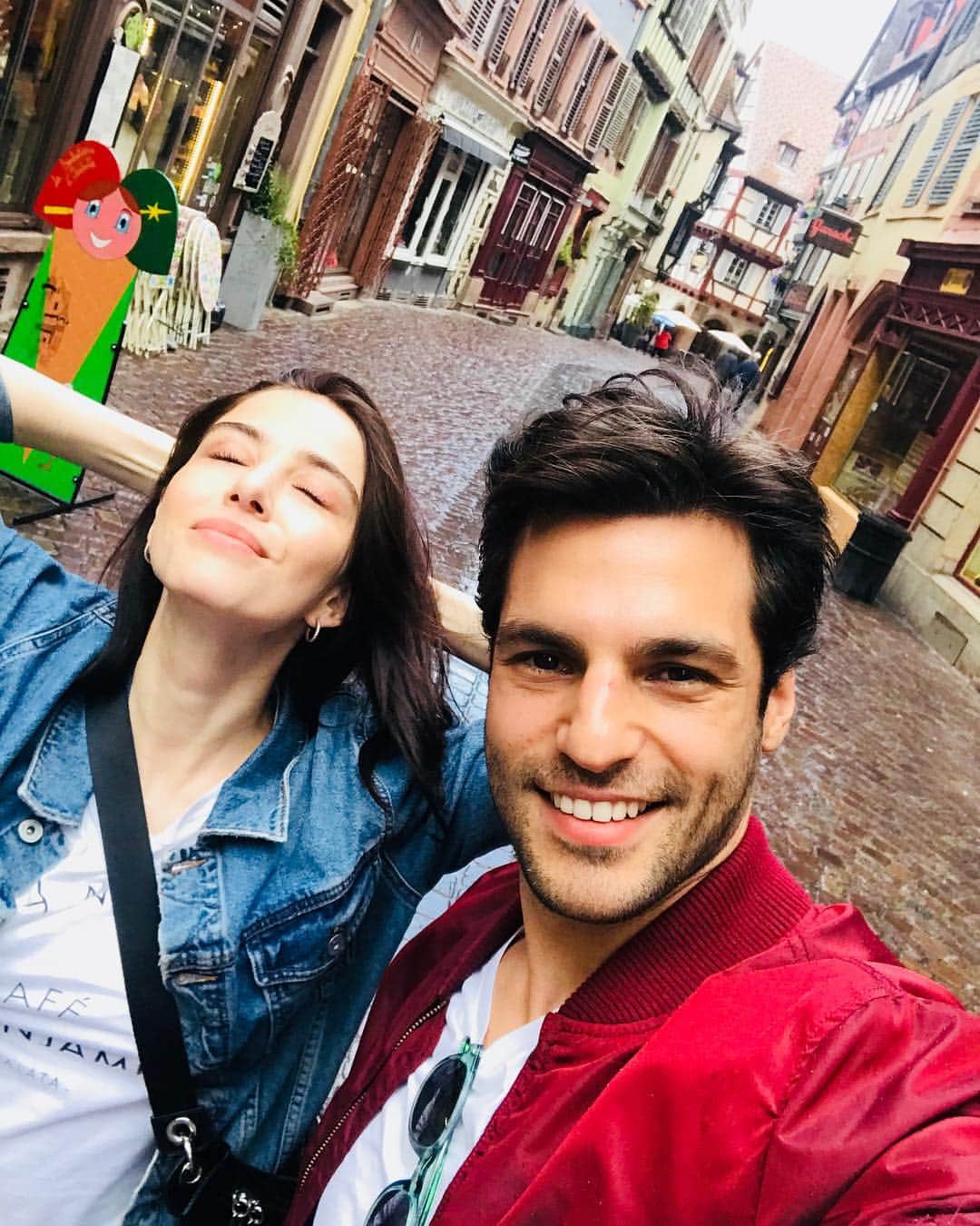 Ozge Gurelのインスタグラム：「Hep böyle 🌺🌺 iyi ki 🎉🎉❤️」