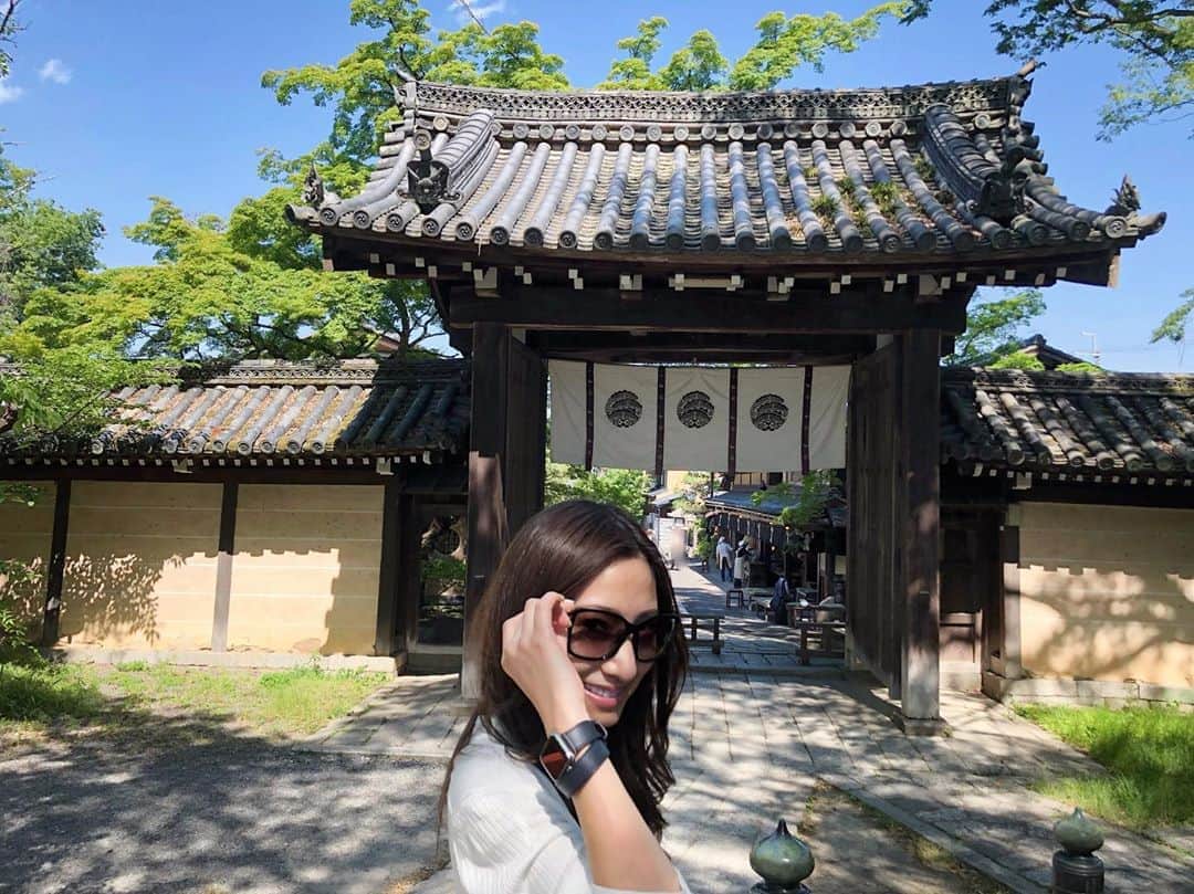 雨宮みずきさんのインスタグラム写真 - (雨宮みずきInstagram)「． 京都はお仕事で来たよ！ 合間の時間で行ってみたかった 今宮神社のあぶり餅へ❤️ ほんのり甘い白みそがたまらん😋 ． 化粧してないから顔が隠れる PRADAのでかサン🕶 時計はApple Watch × HERMES⌚️ ． #京都 #今宮神社 #今宮神社かざりや #あぶり餅 #かざりや #あぶり餅かざりや #京都カフェ #京都グルメ #applewatch #アップルウォッチ #hermes #エルメス #prada #プラダ #サングラス女子 #アップルウォッチエルメス」5月31日 18時43分 - ammymzk0926