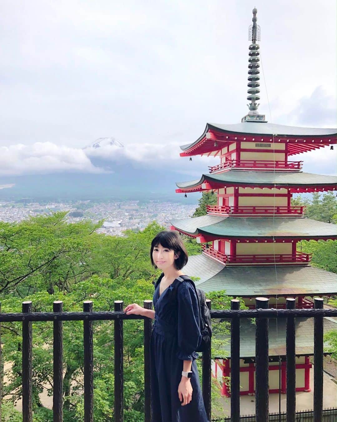 土屋香織さんのインスタグラム写真 - (土屋香織Instagram)「𖠁. Arakurayama Sengen Park ⛩ . . 富士山の裾野って 緑色なのを初めて知りました🌳 雲の多いお天気の中 富士山顔出してくれて うれしかったぁ🗻✨ . 富士山の周りには 『浅間神社』がたくさんあることも 初めて知りました⛩ . Dress.  @fifth_store  Backpack. @thenorthfacejp . . #新倉山浅間公園 #富士山 #新倉山浅間神社 #mtfuji .」5月31日 18時35分 - kaorintsuchiya