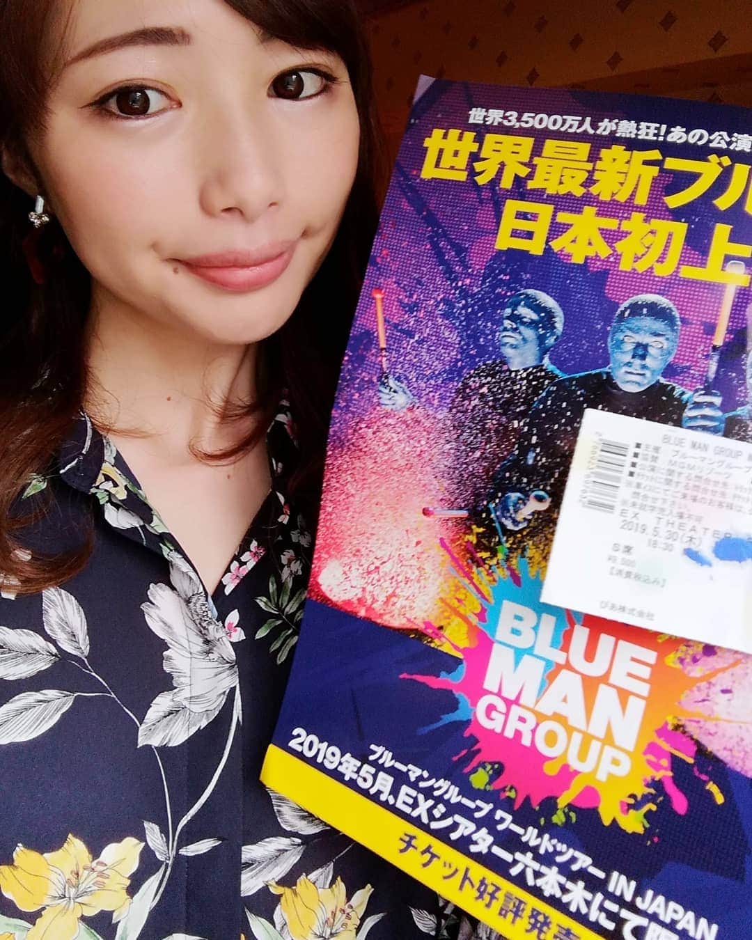 のインスタグラム：「* 昨日はEXシアターで、楽しみにしていた【BLUE MAN GROUP WORLD TOUR】を見に行ってきました🎵 ブルーマンは、音楽・アート・コメディが融合したクリエイティブパフォーマンスステージ🎭 * 全然想像がつかなくて、ドキドキしながら会場に行ったのですが、本当に楽しめました💟 ライヴの要素にサーカスっぽさもあり、さらにデジタルアートも加わった本当に唯一無二のステージでした👏 観客みんなで一緒に楽しめるし、会場すべてを巻き込むステージ作りが本当に素敵でした！ * エンタテインメントとは、、と言うことが本当に勉強になったステージでした💟 * 6月5日～6月9日は名古屋講演が始まるので、是非皆さん見に行ってみてください🚩 本当に面白くってオススメです😊 *  ちなみに昨日は終演後に演者の皆さんがロビーにでてきてくれて、ブルーマンから記念スタンプをもらいました！(2枚目のチケットの写真です) うれし～✨記念のチケットになりました🎟️ * * #bluemangroup #ブルーマン #名古屋 #愛知 #愛知県芸術劇場 #blueman #entertainment #エンターテイメント #performance #パフォーマンス #showshow #ショー #ステージ #観劇 #観劇記録 #エンタメ #名古屋イベント」