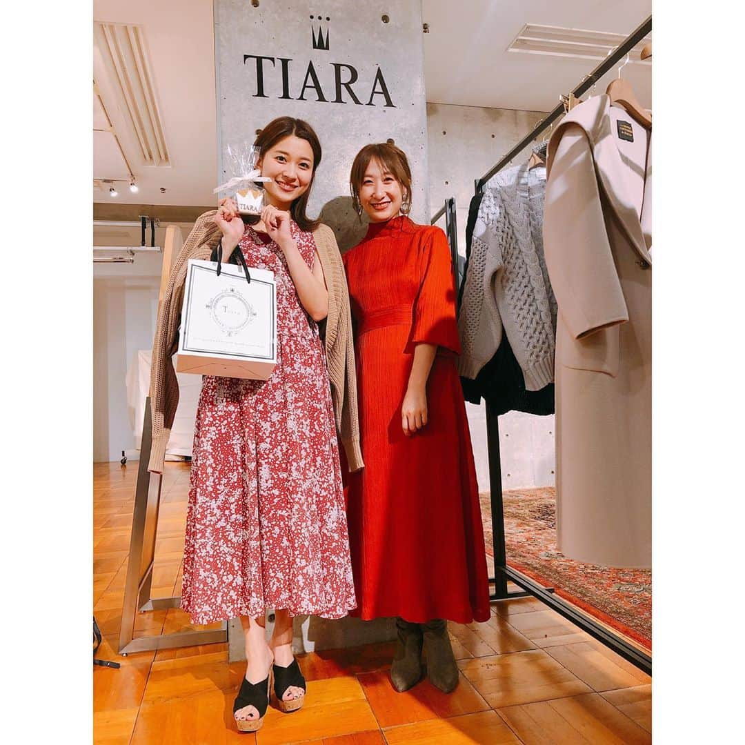 山本里菜さんのインスタグラム写真 - (山本里菜Instagram)「. いつもお世話になっている TIARAさんの展示会に行ってきました😊💕 . . 今期もとっても可愛いお洋服ばかりでたくさん写真撮ったり試着をしたりしちゃいました🥰 . お土産にクッキーもありがとうございます🍪 . . #展示会」5月31日 18時39分 - rinayamamoto_0622