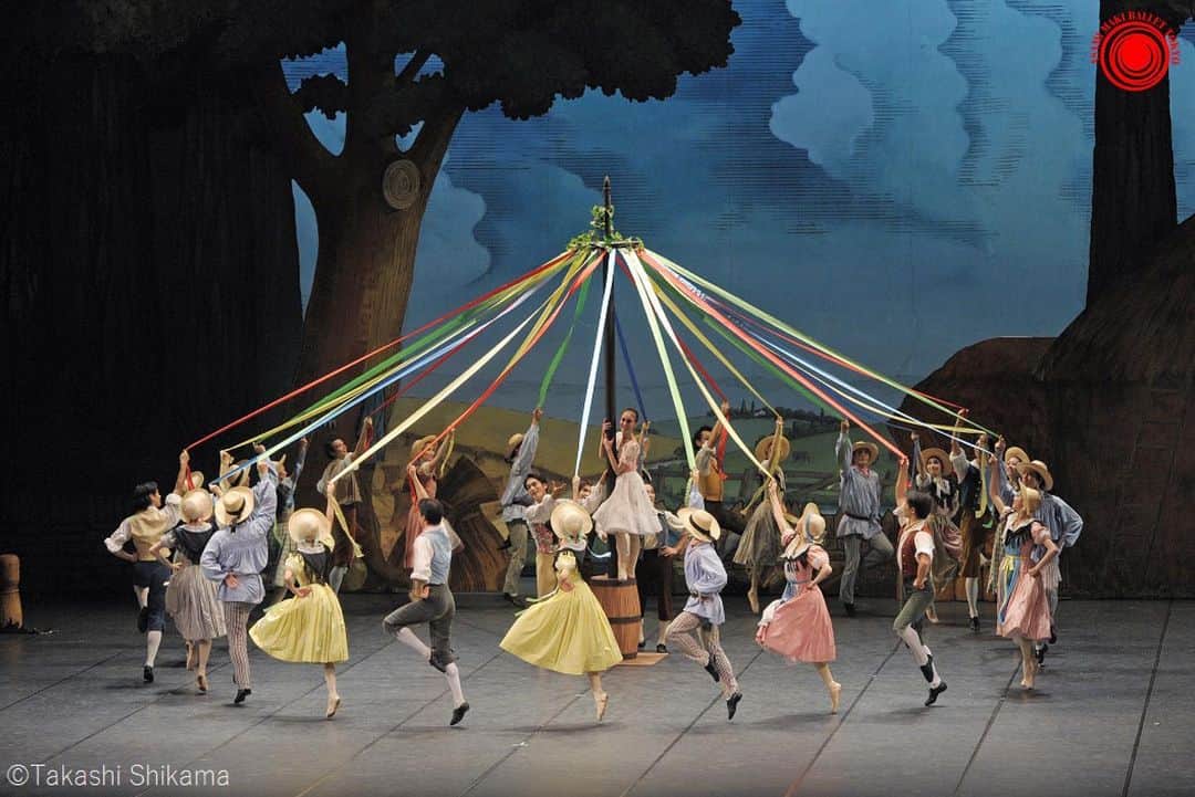 牧阿佐美バレヱ団さんのインスタグラム写真 - (牧阿佐美バレヱ団Instagram)「6月公演「#リーズの結婚 ～ラ・フィーユ・マル・ガルデ～」いよいよ来週末です！ 🎀 リボンがたくさんついた柱の周りをダンサーが取り囲んで踊る場面はとても迫力があって美しい振付になっています。 「リーズの結婚」といえばこの「#メイポール 」のシーンを思い浮かべる人も多いかも知れません。 ☂️ ところで、この「メイポール」のシーンでダンサーが何をしているかというと… 実はリボンを編んでいるんです！ご存知でしたか？ ・ 🐔！ 🐔！！ ・ 写真の1枚目とそれ以降を比べてみてくださいね。ボールの先端にリボンが編み込まれています。 ダンサーが音楽に合わせて軽快なステップでリボンを動かし模様を作っていきます。振り付けは勿論、通り道、交差する人を間違えてしまうときれいな編み目ができません。 とても楽しそうに見える場面ですが、実はとってもハードな振付になっています。  編み目はあっという間にできてほどけてしまいますので、どうぞ忘れずに見てみてくださいね。  もともと#メイポール はヨーロッパの五月祭で用いられるお祝い道具です。 五月祭は、5月1日に行われる豊穣を祈願するお祭りで起源は古代ローマまでさかのぼると言われています。 ・ さて、5月もいよいよおしまい。 6月公演「#リーズの結婚 ～ラ・フィーユ・マル・ガルデ～」どうぞお楽しみに☆ ・ 🎀  #maypole #トリビア 🎀 ・ ■公演日：6/8(土)15：00開始　6/9(日)14：30開始　※上演時間約2時間（休憩含む） ■会場：文京シビックホール 大ホール ■オフィシャルチケット：http://r-t.jp/ambt06  #牧阿佐美バレヱ団 #AsamiMakiBallet #牧阿佐美バレエ団 #ballet #balletdancer #バレエ #クラシックバレエ #バレエ公演 #ラフィーユマルガルデ #lafillemalgardee #リーズのバリエーション #文京シビックホール」5月31日 18時40分 - asamimakiballettokyo