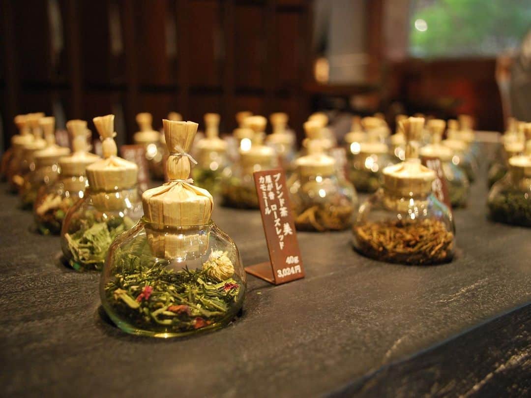 ELLE DECOR JAPANさんのインスタグラム写真 - (ELLE DECOR JAPANInstagram)「traditional Japanese tea experience in a modern setting.  confectionery shop “HIGASHIYA man marunouchi” is going to open on June 3rd. /designed by SIMPLICITY @higashiya_higashiya ・ 6月3日(月)、丸の内仲通りにオープンする「HIGASHIYA man 丸の内」の内覧会にて。 各種菓子や「茶方會(さぼえ)」による約50種以上もの茶葉、プロダクトブランド「Sゝゝ(エス)」のオリジナル茶器や菓子皿などを展開。 8席のカウンターからなる茶房も併設し、白木や漆喰、銅板など経年変化する素材で形づくられた室礼の美しさが、オフィス街にいることを忘れさせます。 ・ ・ ・ #elledecor #elledecorjapan #エルデコ #HIGASHIYA #HIGASHIYAman #HIGASHIYAman丸の内 #teahouse #SABOE #茶方會 #simplicity #シンプリシティ #japanesedesign #japanesearchitecture #japanesetea #japaneseteaceremony #丸の内 #marunouchi #デザイン好き #建築好き」5月31日 18時51分 - elledecorjapan