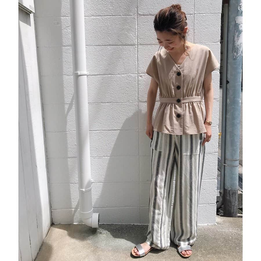 le. coeur blancさんのインスタグラム写真 - (le. coeur blancInstagram)「*﻿﻿﻿ ------------﻿﻿﻿ staff snap！﻿﻿ ------------﻿﻿﻿ *﻿﻿﻿ ﻿﻿ 春に大人気だったフロントボタンブラウスが﻿﻿ 夏デザインになって登場です！﻿﻿ ﻿﻿﻿ ON/OFFでスタイリングできるのも﻿﻿ 嬉しいポイント＊﻿﻿ ﻿﻿ PT派スタッフはトレンドのベージュを﻿﻿ リネンPTと合わせて夏らしく!﻿﻿ ﻿﻿ SK派スタッフは甘くなりすぎない﻿﻿ ブラックをchoice!﻿﻿ ﻿﻿﻿ Blous[le.coeur blanc] :¥9,720-﻿﻿ in store now﻿﻿ ﻿﻿﻿ ▶︎アイテムをタップしてショッピング﻿﻿ ﻿﻿ #lecoeurblanc#ルクールブラン﻿﻿﻿ #newarrival#フロントボタン#シャツ#ブラウス﻿﻿﻿ #summer#collection#style﻿﻿﻿﻿﻿﻿ #coordinate#fashion﻿﻿﻿﻿﻿﻿ #le_web ﻿﻿﻿ #@3095039737﻿﻿ @リネンライクフロントボタンフレンチブラウス﻿﻿ @9,720yen」5月31日 18時51分 - lecoeurblanc_official