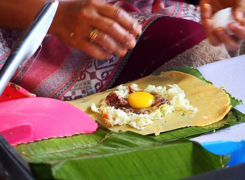 朝日放送「朝だ！生です旅サラダ」さんのインスタグラム写真 - (朝日放送「朝だ！生です旅サラダ」Instagram)「@aiaoki_official  ビガンの街で #エンパナーダ というファストフードをいただきました🌮💛 見た目は大きな餃子ですが、具材に #ロンガニーサソーセージ と卵、それからぎっしりキャベツが入っているので、お好み焼きのような味も😋🥟 皮はパリッパリなので食感も楽しめます😍♥️ これひとつでおなかいっぱーい！！！😋🥟 おやつにこれ食べたら、晩ごはん食べられなくなるやつ🙈🧡 まぁ私はこれを食べる前にシシグ食べましたけどね🤫🤫🤫♥️ _ #餃子 ？#お好み焼き ？ #皮はパリパリ #ファストフード #お腹いっぱい #ヘレンズエンパナーダ #HelensEnpanadaandOkoy #ビガン #Vigan #イロコス地方  #IlocosRegion #フィリピン #Philippines _ #ABCテレビ #朝日放送テレビ #朝だ生です旅サラダ #旅サラダ #旅サラダガールズ  #青木愛 #土曜 #あさ8時 #シンクロ 今は #アーティスティックスイミング #元日本代表 #海外 #旅  #travel #trip」5月31日 18時46分 - tabisalad