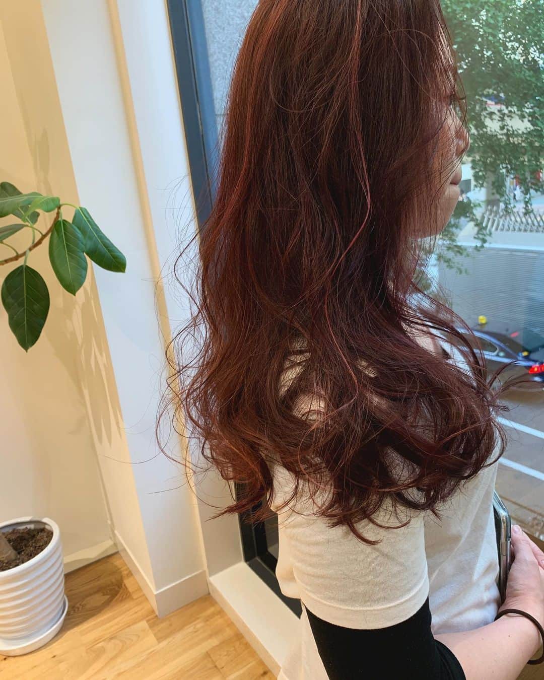 鮫島邦明のインスタグラム：「ワンメイクハイライト ピンク系カラー #ハイライト #アッシュカラー #梅田美容室 #梅田美容院 #ヘア#梅田ヘアスタイル #髪型 #ヘアセット #ヘアメイク #キラ水 #グラデーション #ホリスティックカラー #ヘアアレンジ #アレンジ #パーティー #ポニーテール #クルリンパ#gu #snidel #梅田美容師 #モデル #サロンモデル #サロモ #ヘアカタ #ショートヘア#ショート #aujua --------------------------------------. 梅田と東京出店を計画中 スタッフ募集中メッセージくださいね★ AVANCE.CROSStuin梅田茶屋町 TEL06-6377-7211 AVANCE.CROSSmel c西梅田 TEL06-6348-2050 gif.hair TEL06-6377-7277 AVANCE.京橋 TEL06-6356-1555」