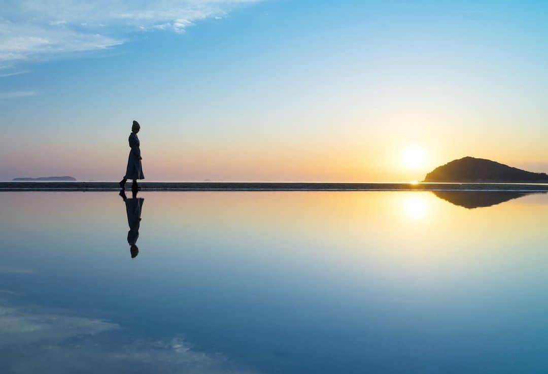 詩歩さんのインスタグラム写真 - (詩歩Instagram)「♡﻿ ﻿ 美しすぎる鏡面世界✨﻿ Perfect reflection in a sunset moment.﻿ ﻿ ここは、四国・香川県にある #父母ヶ浜 。﻿ ﻿ 数年前にこのエリアに来た時は来れなかったので、ずっと来たいと思っていた場所。﻿ ついに、来れたー！﻿ ﻿ 干潮×日の入りのタイミングが合って、さらに無風の日にだけ見られる光景。﻿ ﻿ 予備日を設けて2泊3日の行程で訪れたけど、、﻿ ﻿ なんと初日でこのパーフェクトリフレクション😍👏﻿ ﻿ 直前までの曇り空もすーっと消えてくれて、美しいダブルサンセットをみることができました。﻿ ﻿ 今年の絶景運、ここで使い果たしたかも。笑﻿ ﻿ 動画も載せてるので、スワイプしてね👉﻿ ﻿ ﻿ ✈️﻿ ﻿ 今回の四国旅の様子が#tabinoco に本日公開されています。﻿ ﻿ 父母が浜と一緒に巡りたい「天空の鳥居」や、絶品「かき氷」など、時間の過ごし方や絶景ハントのコツも載せてます💡﻿ https://tabinoco.flypeach.com/blog/17﻿ ﻿ @tabinoco_official のプロフ欄にURLが書いてあるのでそこからみてね😘﻿ ﻿ ﻿ ﻿ 📍父母ヶ浜(ちちぶがはま)／香川県三豊市﻿ 📍Chichibugahama beach／Kagawa Japan﻿ ﻿ ﻿ ﻿﻿﻿﻿ ©︎Shiho/詩歩﻿﻿ ﻿ ﻿」5月31日 18時46分 - shiho_zekkei