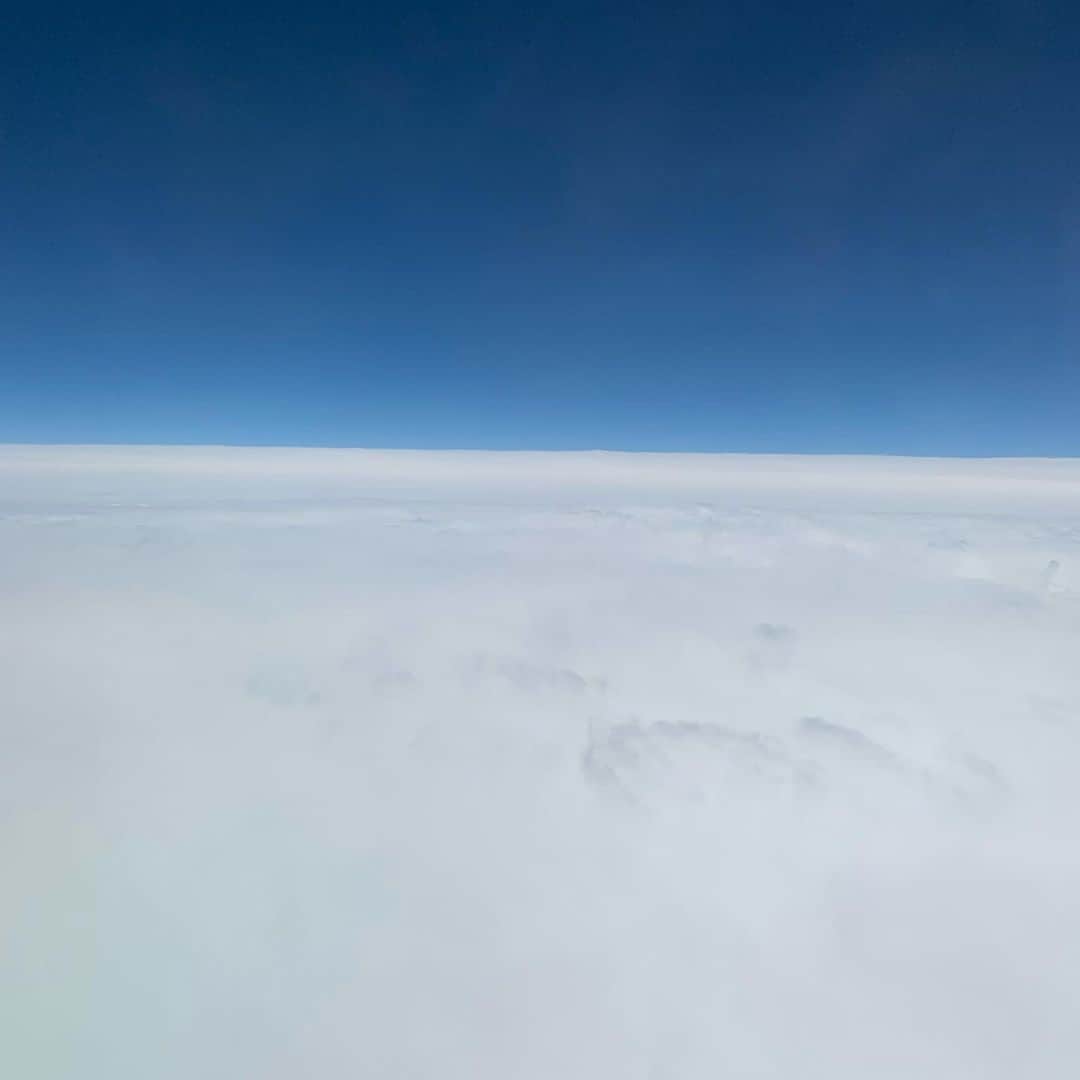 Rihwaさんのインスタグラム写真 - (RihwaInstagram)「北海道からの帰りに空から撮った写真がとても気に入ってるから載せる！✈️💙💚 ちなみにこの日の飛行機は霧の影響でめちゃくちゃ揺れました。 ３枚目の雲の分厚さ！！！！ 果てしなく真っ白で、日本中が分厚い雲に覆われてた！！！！美しかった。☁️☁️☁️☁️☁️ ・ ・ #Rihwa #photo #myeyes #mypointofview #myview #sky #airplane #北海道 #東京 #osean #clouds #bluesky #空」5月31日 18時48分 - rihwa_official