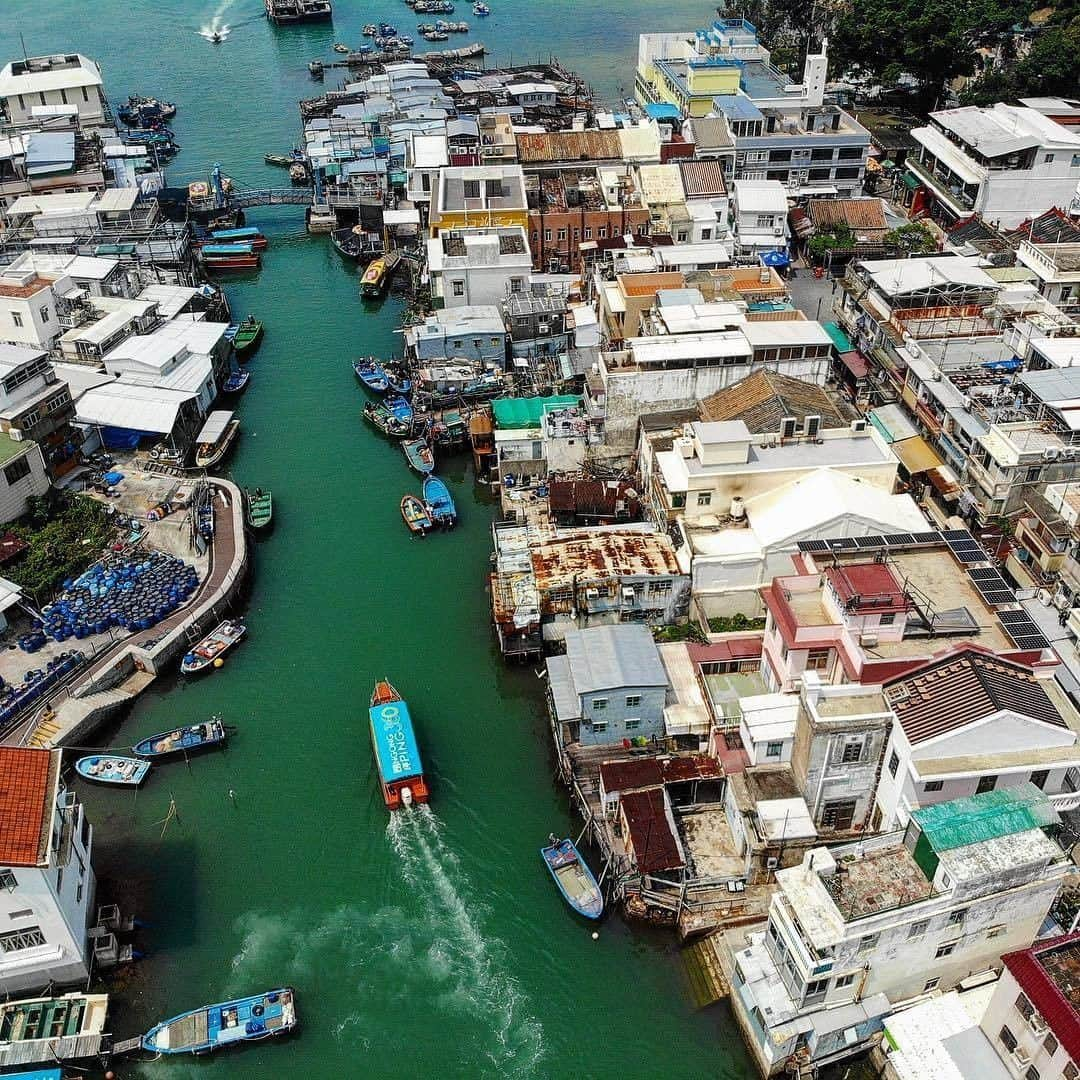 Discover Hong Kongさんのインスタグラム写真 - (Discover Hong KongInstagram)「A Hong Kong travel tip: take a break from city life with a trip to the city’s idyllic outlying islands. 香港旅遊點子：暫別繁華鬧市，踏足香港離島，享受純樸小島風情！ 香港観光のおすすめ：都会も良いけど、ちょっと足をのばして、郊外の漁村でゆっくりとした時間の流れを楽しむのもおすすめ。 📷: @kobutaroon #DiscoverHongKong #repost」5月31日 19時01分 - discoverhongkong