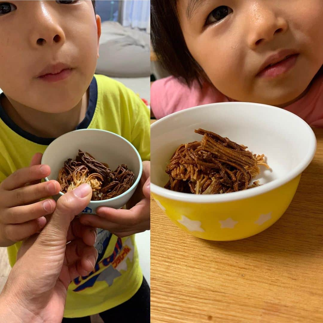 尾川とも子さんのインスタグラム写真 - (尾川とも子Instagram)「子供たちが、ベビースターラーメンにはまりまくるので、  うー！こうなったら作れんのかー⁉️ と思って、  16穀米そうめんで作ってみた😅  少し、焦げと生が混じってる😅」5月31日 18時59分 - ogawatomoko_bouldering