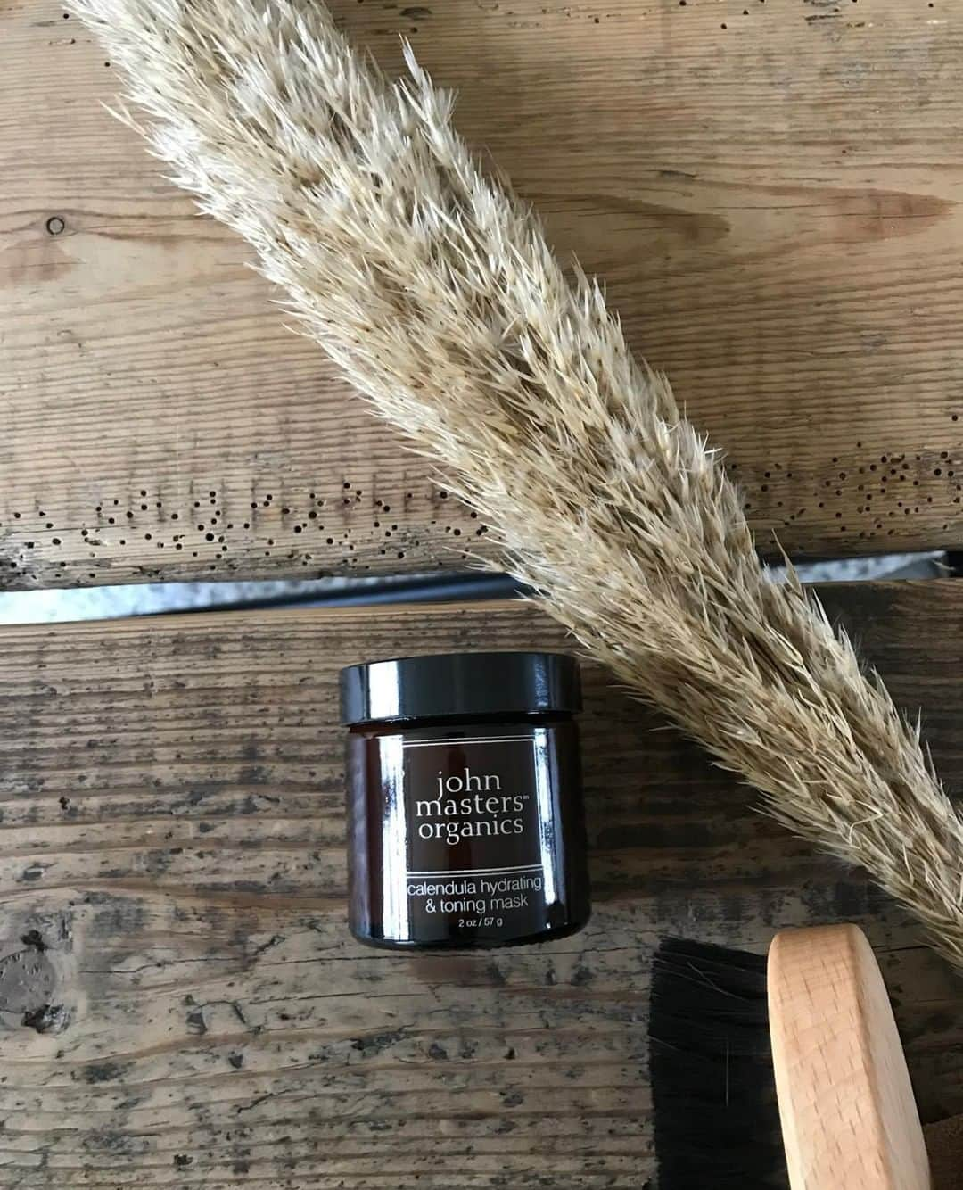 John Masters Organicsさんのインスタグラム写真 - (John Masters OrganicsInstagram)「God(morgenfrue)🌼⠀ Calendula Hydrating & Toning Maskenne er en intensiv fugtende og tonende ansigtsmaske. Lavet med fugtgivende morgenfrue, som gør huden blød og beroliggøre. Derudover giver morgenfrue en glat, skinnende og sund hud🌾⠀ ⠀ Udover morgenfrue, så finder du også andre vidunderlige ingredienser i masken, bl.a. beroligende aloe vera og spirulina. Denne maske tilfredsstiller selv den allermest tørstige hud, alt imens frie radikaler neutraliseres⠀ ⠀ ⠀ ⠀ ⠀ #jmo #johnmasters #johnmastersorganics #organics #planorganic #goorganic #øko #økologisk #økologiskhudpleje #maske #ansigtsmaske #skincare #care #haircare #eko #eco #bæredygtig #green #grøn #naturlig #naturlighudpleje ⠀ ⠀ ⠀」5月31日 19時00分 - johnmastersorganics_denmark