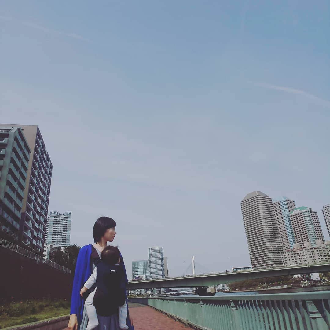 山部朱里のインスタグラム：「. . 髪の毛が乱れるくらいの強い風さんにも、頬をなでるようなふわっとした優しい風さんにも、バイバイしてこたえる我が子。 そして私の母(我が子にグランマって呼ばせようとしている。私の父はそのやりとりを見て、グランマって顔じゃないよと言う。そんな父は先日嬉しそうに、きょうで出会って40年なんだと言っていた。グランマは忘れていた。でも一番嬉しそうな顔してたのは私の母)は、我が子をぎゅーと抱き締めて「オキシトシン～🎵」と言う。抱きしめる度に言う。(どうやら、肌と肌が触れあうとオキシトシンがでて美肌になるらしい！テレビでいってた！とのこと) そんな日常、プライスレス。 . . そんな日常に、笑顔を増やしてくれたのは、アップリカの抱っこひも「コアラ」です。 @aprica.jp_official 着脱が簡単なので、グランマもお気に入り。 主人が初めて着けたとき、「軽くて肩が自由に動かせる！」と言っていました。 今では前向き抱っこで我が子との時間を楽しんでいます。オキシトシン～🎵 私も我が子も汗っかきなので、抱っこひも大変だよなーと思っていましたが、アップリカのコアラはメッシュ素材なのでこれからの季節期待しています！ . . #アップリカ #アップリカコアラ #コアラ #抱っこひも #抱っこ紐 #抱っこはもっと楽しくなる #aprica #アナウンサー #フリーアナウンサー #女子アナ #女子アナ47 #男の子ママ #ママアナウンサー #babyboy #1歳1ヶ月 #付き合った日でも #プロポーズの日でもない #初めて出会った日 #さすが父 #家族 . .」