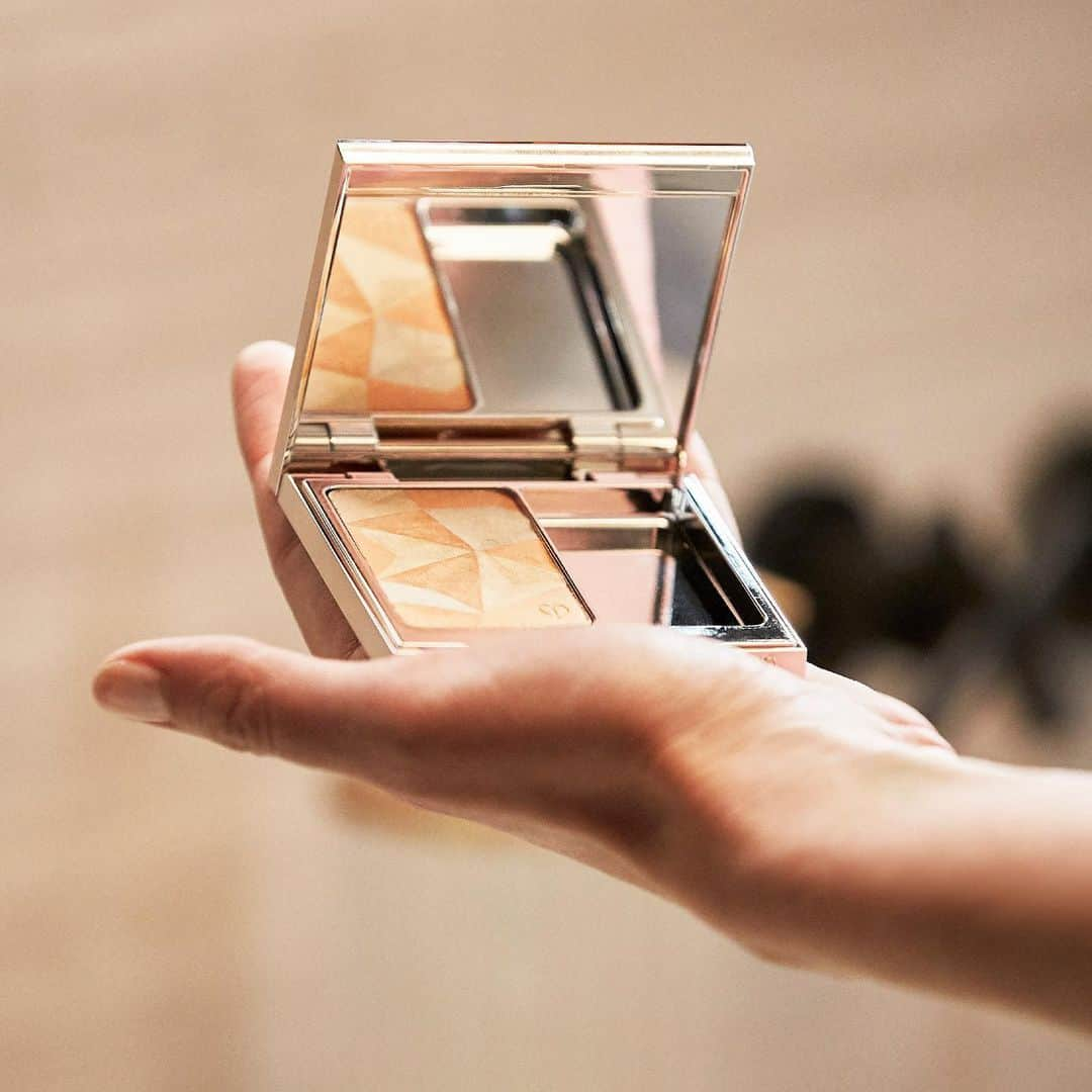 Clé de Peau Beauté Officialさんのインスタグラム写真 - (Clé de Peau Beauté OfficialInstagram)「Illuminate your #complexion with the #LuminizingFaceEnhancer. Available in six shades.」5月31日 19時08分 - cledepeaubeaute