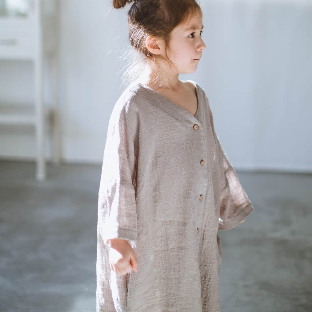 coucou manon フォトイベントをする子供服ブランドさんのインスタグラム写真 - (coucou manon フォトイベントをする子供服ブランドInstagram)「＼✨週末限定価格✨／ シングルガーゼ シャツ ワンピース ¥2,000 → ¥1,690  やっほ〜😘マノンだよ💕  大人気の2WAYアイテム👗✨ワンピとしても羽織としても使えるのが嬉しい😍 サンダルと合わせれば夏らしく、デニムやレギンスと合わせれば長く使えるよ〜✨ 週末限定価格、在庫限りなので売り切れたらごめんなさい💦 一目惚れした方は急いで〜😽😽 プレゼント企画への応募は1つ前のPOSTから急げ〜☝ 🍭おかげさまで公式LINE@お友だち数10,000人突破🍭  MANONをお得にご利用頂くにはLINE@友だち登録がとってもオススメだよ〜😍 プロフィールのURLをクリック→公式オンラインショプ内のLINE@お友達登録リンクをクリック  MANON LINE@公式アカウントではお友達限定で 👉LINEお友達限定10%OFFクーポン 👉週末限定タイムセールセール 👉新作入荷  等のお得な最新情報をいち早くお届けしますよ❤  #ククマノン #coucoumanon #coucou_manon #キッズ撮影会 #kidscode #kids_japan #キッズ服 #キッズコーデ #キッズファッション #キッズモデル #子供 #子供服 #ギフト #娘コーデ #キッズフォト #ムスメ #親バカ部 #リンクコーデ #親子コーデ #子供服通販 #子供服コーデ #女の子コーデ #男の子コーデ #フォトコンテスト #フォトスタジオ #フォトブース #写真会 #フォトイベント #boheme」5月31日 19時01分 - pairmanon