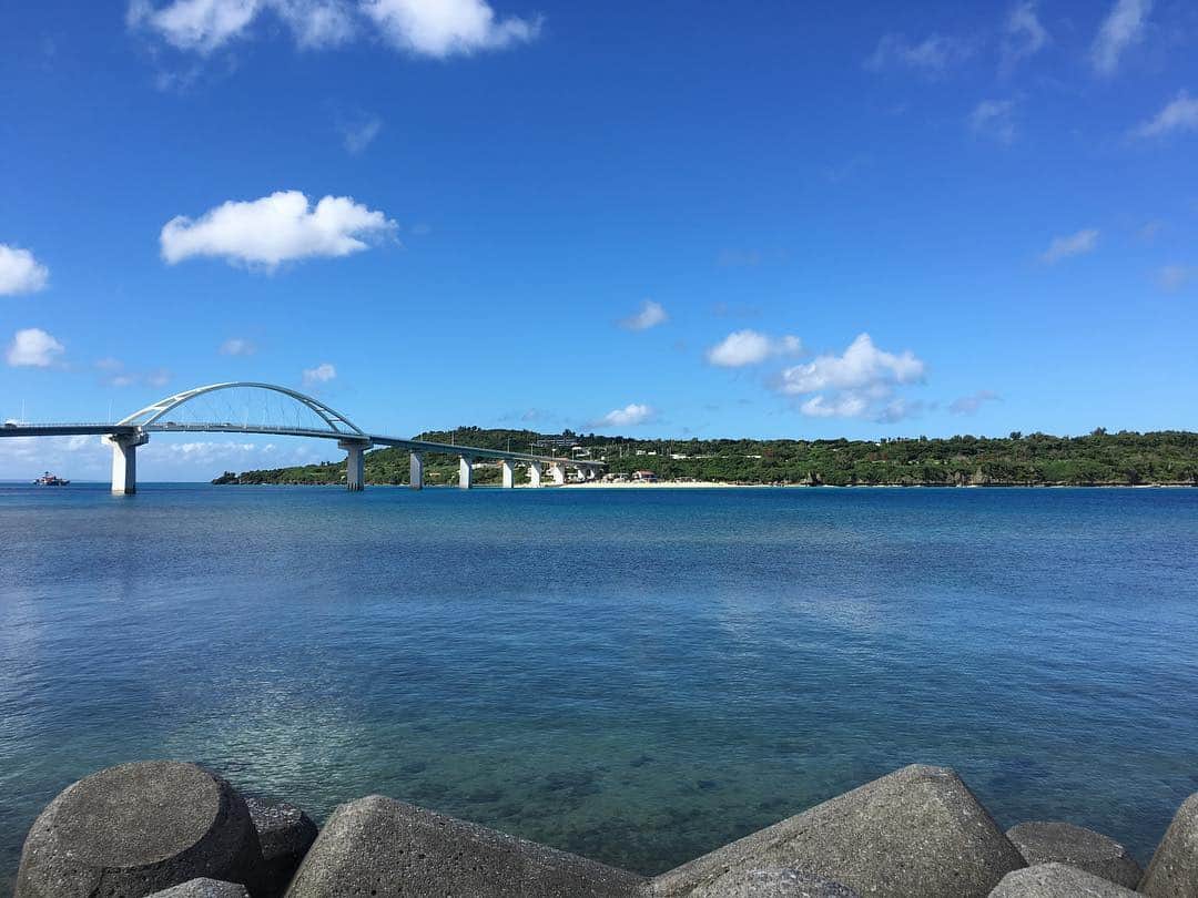 Be.okinawaさんのインスタグラム写真 - (Be.okinawaInstagram)「Let's explore Sesoko Island, a remote island that can be reached by car from the main island of Okinawa!  #sesokobridge #sesokoisland #세소코오하시대교  #세소코섬 #瀬底大橋 #瀬底島 #bridge  #longbridge #seaside #bluesky #beokinawa #visitokinawa」5月31日 19時06分 - visitokinawajapan