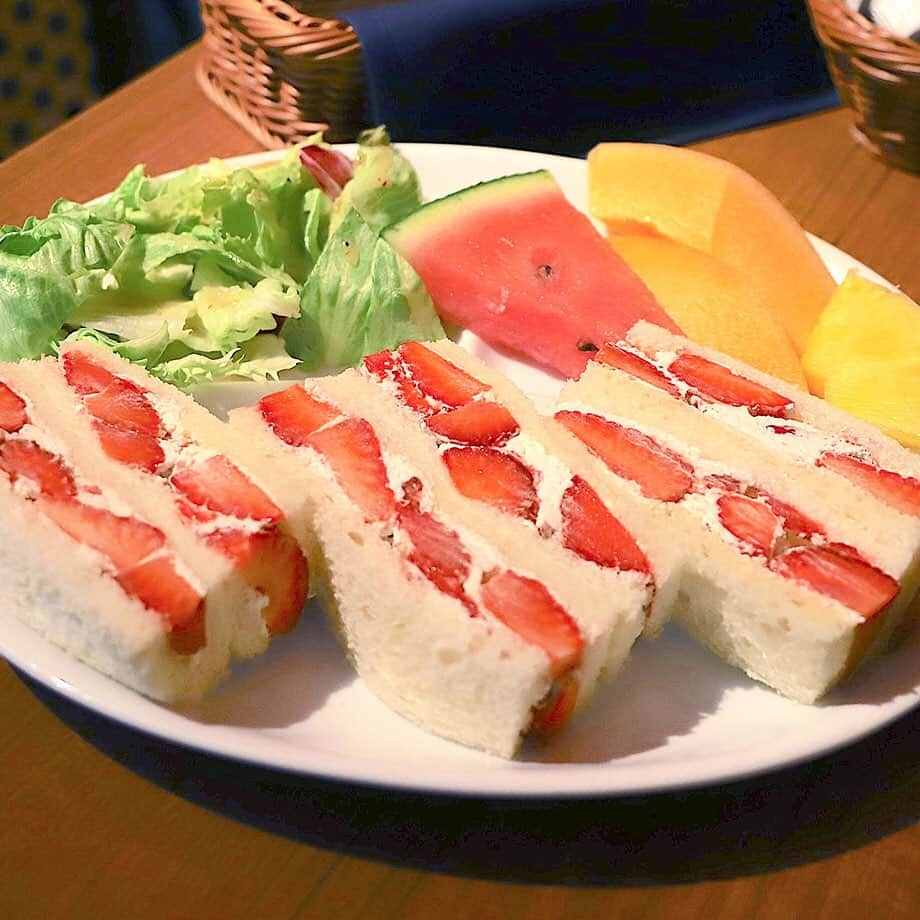 東急電鉄さんのインスタグラム写真 - (東急電鉄Instagram)「. “Kajitsuen Liber Honten”, just a 4-minute’s walk from Meguro Station. At this shop you can enjoy fruits that are both fresh and ripe to perfection.  In addition to the famed “fruits sandwich”, you’ll find that everything on the menu is made to order, making for especially fresh-tasting desserts. . #fruits #sandwich #fruitssandwich #strawberrysandwich #strawberry #sweets #foodporn #yummy #japan #nippon #meguro #tokyuline  #favorite #foodtravel #traveldiary #lovers_nippon #japantrip #familytrip2019 #tokyotrip #japanlife #일본 #디저트 #일본여행 #好吃 #甜點 #咖啡馆 #日本美食」5月31日 19時18分 - tokyu_railways