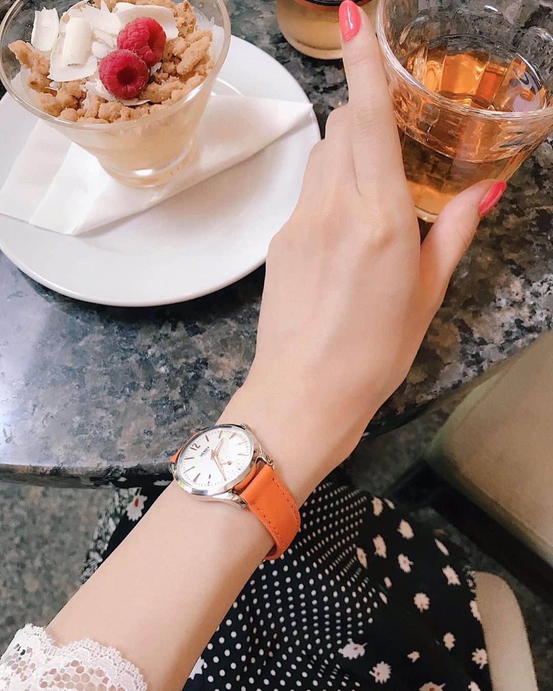 西川瑞希（みずきてぃ）さんのインスタグラム写真 - (西川瑞希（みずきてぃ）Instagram)「new watch…⌚︎ . イギリスの腕時計ヘンリーロンドン( @henrylondonjapan )の新作腕時計をプレゼントして頂きました♡ . お洋服のアクセントになるビタミンオレンジがとっても可愛い// 大きすぎないから付けやすいし今日みたいな綺麗目CODEにも、TシャツとかカジュアルなCODEにもいろんなスタイルで楽しめそう✨ . 裏ぶたにはメッセージが入れられて、私は"Mizuki"って入れてもらいました☺︎自分だけのデザインで嬉しい〜♡プレゼントにもいいな// . ☑︎ちなみにメッセージ刻印は、今だけ無料だそう！ . 伊勢丹新宿本店、ジェイアール名古屋タカシマヤ、大阪タカシマヤ、ルクアイーレ、TIME&TABLE京都藤井大丸店で5月28日〜6月9日まで行っている見たいですよっ🌼 . 実はこの時計、事務所の先輩の #伊藤千晃 ちゃんがアンバサダーをしていてとってもお綺麗すぎて、私も気になっていたから付けれてしあわせ…♡ . アクセサリー感覚で使いたいな// . #henrylondon #henrywatches #gift #watch #jewelry #london #england #ヘンリーロンドン #ギフト #プレゼント #腕時計 #時計 #ジュエリー」5月31日 19時15分 - mizuki_nishikawa_