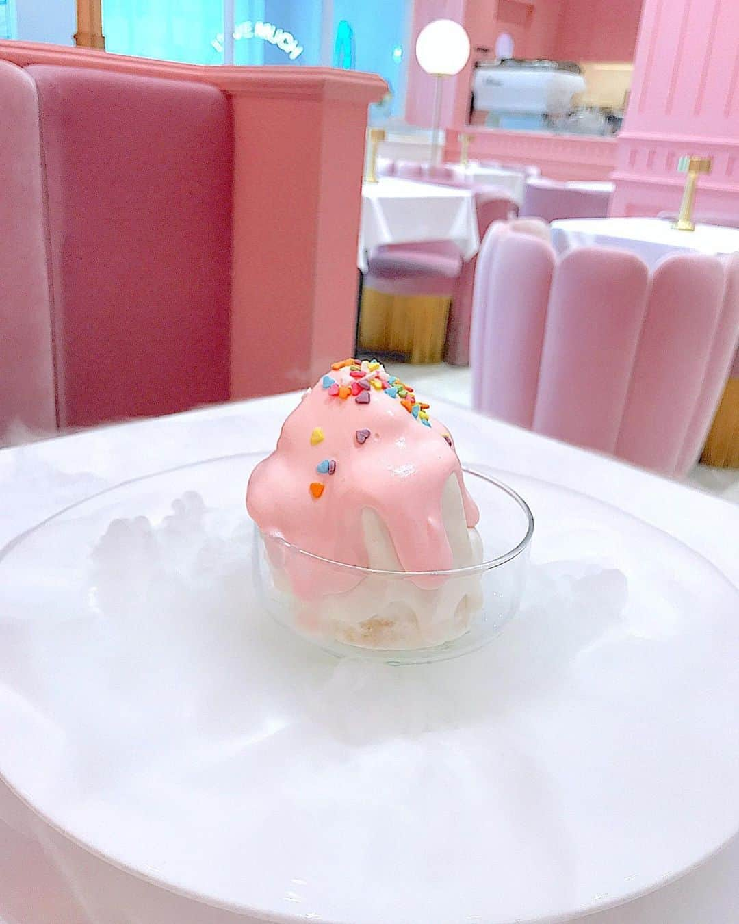 吉見衣世さんのインスタグラム写真 - (吉見衣世Instagram)「PinkPoolCafeへ🍰💓 ・ ・ まだ行った事が無かったので行けて嬉しいー(´∀｀)💓 ・ ・ ・ ・ ・ #pinkpoolcafe#stylenanda#弘大#홍대#cafe#韓国#여행#旅行#お団子アレンジ#お団子ヘア#女子旅#カフェめぐり」5月31日 19時15分 - iyori_nu