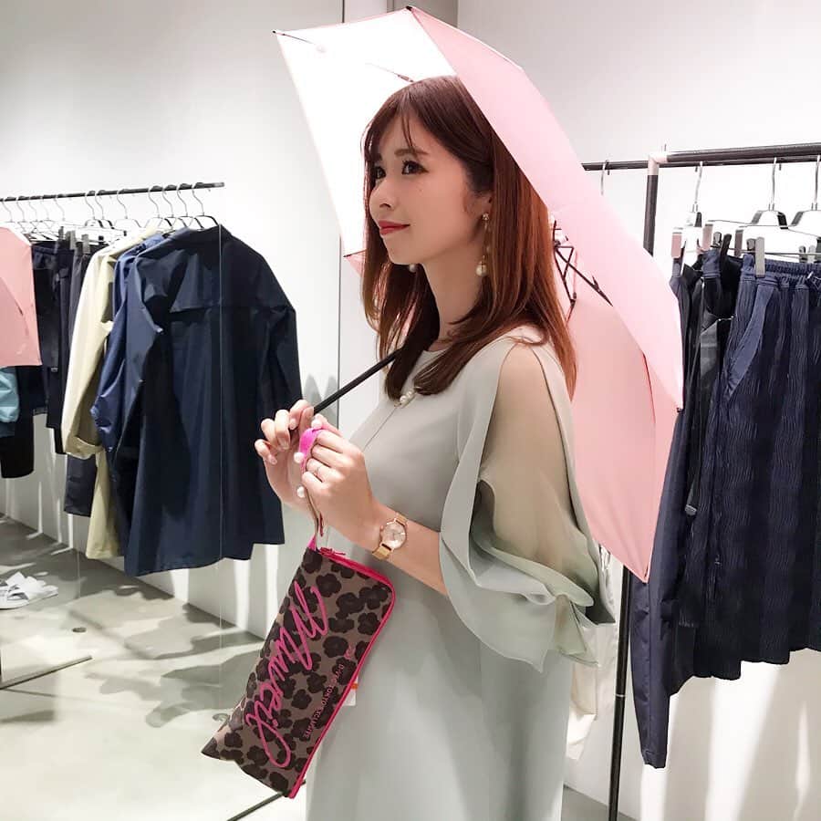 haruru0724さんのインスタグラム写真 - (haruru0724Instagram)「『D-VEC TOKYO EXCLUSIVE』 @dvec_tokyo_exclusive MUVEILとの コラボ商品トークショーに行ってきました❤︎ . . MUVEILとD-VECコラボの折り畳み傘は 世界最軽量で、 本当に軽すぎて持ってみてビックリしました❗️ もうすぐ梅雨☔️ いつ降り出すかわからない時とか、 荷物にならない超軽量傘があると、 本当に助かりますよね♡ . . それと、濡れた傘を入れるアンブレラバッグは. デザインが本当に可愛くて、オシャレ✨ ストラップにパールがついてるのも ポイントになって可愛いよ😍 手持ちバッグに取り付けられて便利です🙆‍♀️ . . どちらもオススメ！ 早めにチェックしてみてね♡ . . . #dvec #ディーベック #daiwa #梅雨 #雨の日コーデ #梅雨対策 #カジュアルコーデ #プチプラコーデ #シンプルコーデ #muveil #コラボ商品 #折り畳み傘 #折りたたみ傘 #ママコーデ #ママファッション #mamagirl #locari #code #おしゃれさんと繋がりたい #大人女子コーデ #大人可愛い #大人カジュアル #ママ #セミロング #ootd_kob #アラサーコーデ #30代ファッション #表参道ヒルズ #きれいめコーデ #きれいめカジュアル」5月31日 19時19分 - haruru0724
