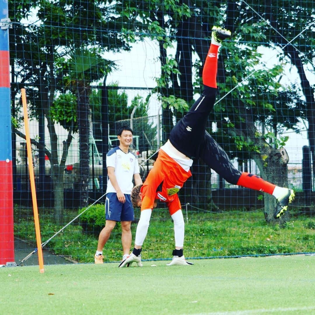 林彰洋のインスタグラム：「Preparation for mentality 👍 良い準備を❗️ 背後にいる山下GKコーチ誕生日おめでと🎉 #preparation #fctokyo」