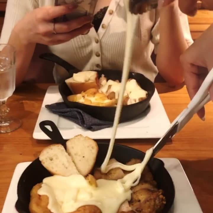 のインスタグラム：「． この前のゆかランチ わざわざスローモーションにしたよ🧀 今から何食べよ〜 チーズ〜  美味しいに決まっとるこれは☺︎ #パネチキン 言うらしいです 🤦🏼‍♀️ #チーズ #お腹のなる時間 #大名ランチ  #天神ランチ #ののゴハン」