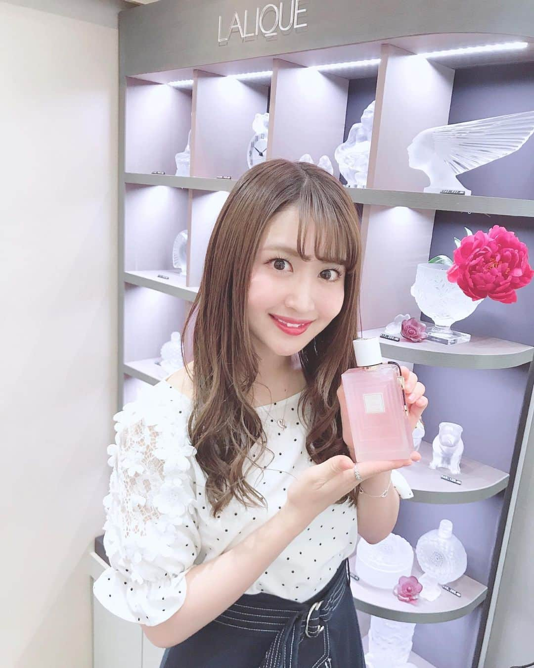 沢井里奈さんのインスタグラム写真 - (沢井里奈Instagram)「♡ . 名鉄百貨店 本店一階に今日からオープンした 「Lalique (ラリック)」の オープニングレセプションパーティーに ご招待して頂き行って来ました☺️💓💓 . 香水やアクセサリー、クリスタルを扱う フランスのラグジュアリーブランド💎✨ ｢ラリック｣とはフランスで生まれた ガラス・クリスタル界の至宝と称される 稀有なメゾンであるそうです🥺❤️ . とっても素敵な美しい世界観でした💐💕💕 . @lalique  https://lalique.jp/ . #Lalique #MyFirstLALIQUE #rirandture #toccocloset #ootd #coordinate #fashion #instafashion #photogenic #instagood #instagramjapan #japanesegirl #girls #ラリック #名鉄名古屋 #さわーコーデ #沢井里奈」5月31日 19時31分 - sawairina