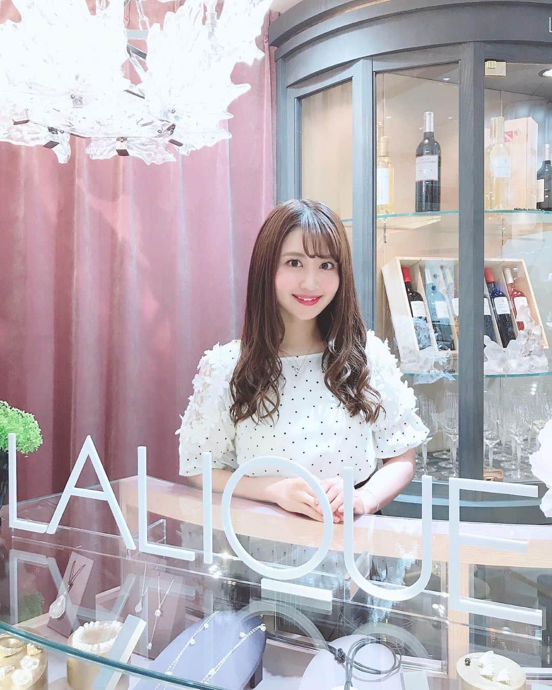 のインスタグラム：「♡ . 名鉄百貨店 本店一階に今日からオープンした 「Lalique (ラリック)」の オープニングレセプションパーティーに ご招待して頂き行って来ました☺️💓💓 . 香水やアクセサリー、クリスタルを扱う フランスのラグジュアリーブランド💎✨ ｢ラリック｣とはフランスで生まれた ガラス・クリスタル界の至宝と称される 稀有なメゾンであるそうです🥺❤️ . とっても素敵な美しい世界観でした💐💕💕 . @lalique  https://lalique.jp/ . #Lalique #MyFirstLALIQUE #rirandture #toccocloset #ootd #coordinate #fashion #instafashion #photogenic #instagood #instagramjapan #japanesegirl #girls #ラリック #名鉄名古屋 #さわーコーデ #沢井里奈」