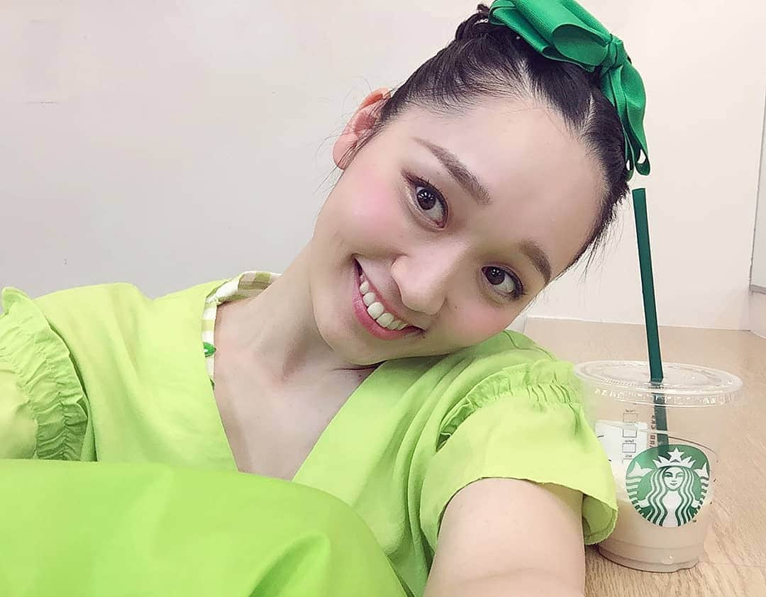 松浦景子さんのインスタグラム写真 - (松浦景子Instagram)「お願い告知💚6月1日12:54〜放送の新喜劇🍀是非みてください🌱🌳🌲🌿🌵🐸 【関西圏外の放送は明日以降あります】  #告知 #毎日放送#MBS #4チャンネル#せやねんの後 #吉本新喜劇#よしもと新喜劇#吉本#新喜劇 #酒井藍 #座長 #藍五郎 #松浦景子#松浦景子バレエ #グリーンコーデ#greencoordinate #クレアーズ#claires  #スタバ#辰巳智之 さんが #楽屋まで届けてくださり #愛感じる #バレエ大好き #バレエ少女」5月31日 19時42分 - pinkpinks13