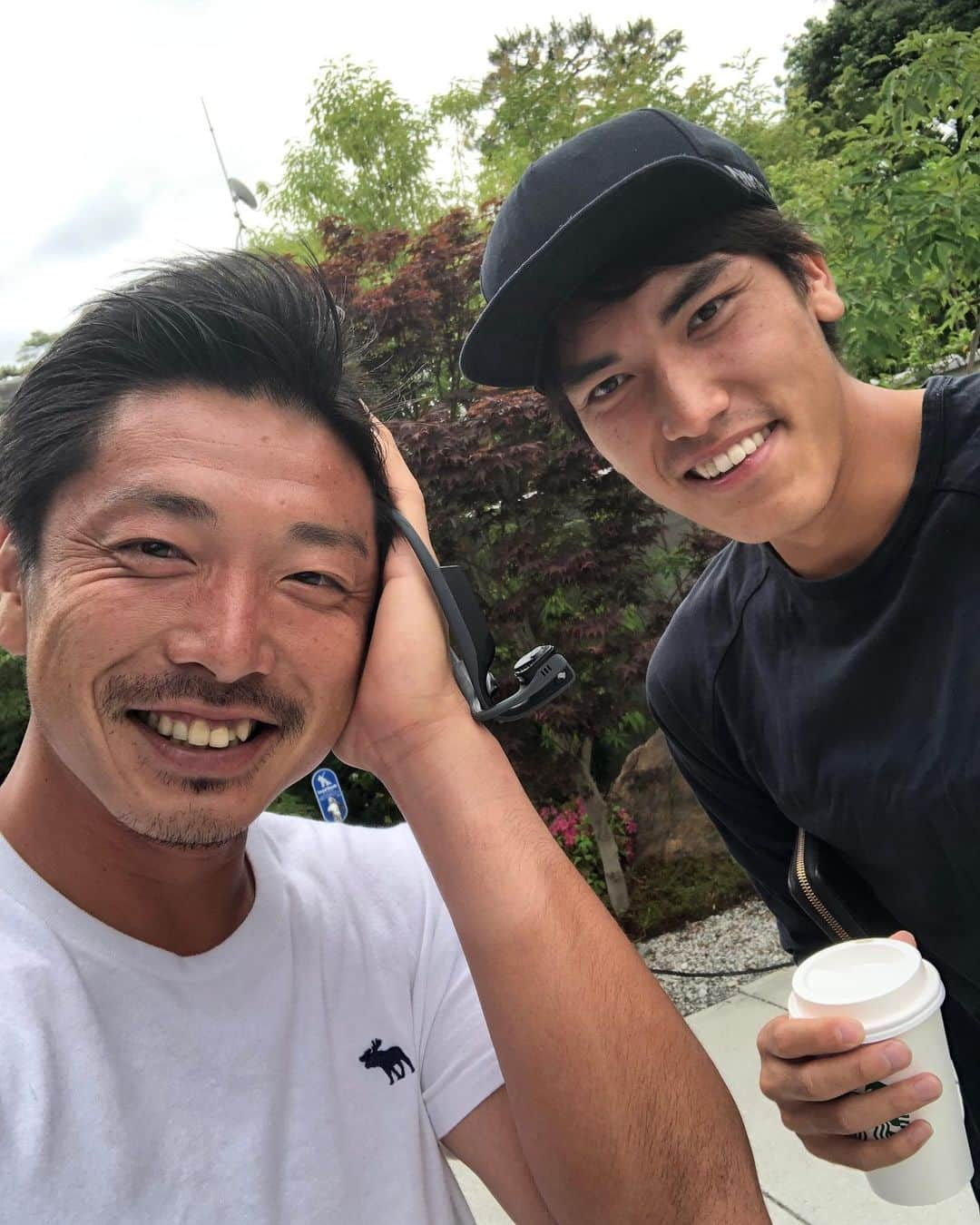 加藤順大さんのインスタグラム写真 - (加藤順大Instagram)「今日の朝。 モーニングスタバしてたら彼が現れました笑 朝から1人で音楽を聴きながらコーヒー飲んでた所に。 #ナカマー #仲間 #京都サンガ #一美和成  #ストライカー #ジドリー #アバクロ」5月31日 19時44分 - nobuhiro1