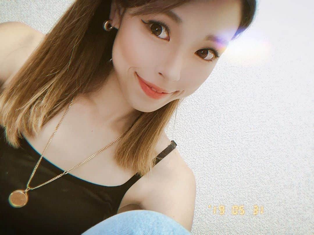 川戸沙羅のインスタグラム：「瑞伽がコンテスト用メイクでコントゥアリングメイクしてくれた💋💄✨ 今年は7月も国内のコンテストに出場予定に変更🦸🏼‍♀️💪🏽 ・ ウェディングドレスを決める時も必ず瑞伽が同行🐭(強制) めちゃくちゃ頼りになる❤️🧡💛💚💙thank you✨ 勿論、コンテストもね🤣🌈 最近、私優瑞伽の3人が週末イツメン。笑 新しいfamily time👨‍👩‍👧 #workout #traning #fitness #diet #bodymake ・ ・ ・ #ワークアウト #フィットネス #フィットネスビキニ #フィットネスモデル #ボディメイク #ダイエット #美尻 #美脚 #フィットネスウェア #コンテスト #コントゥアリングメイク」