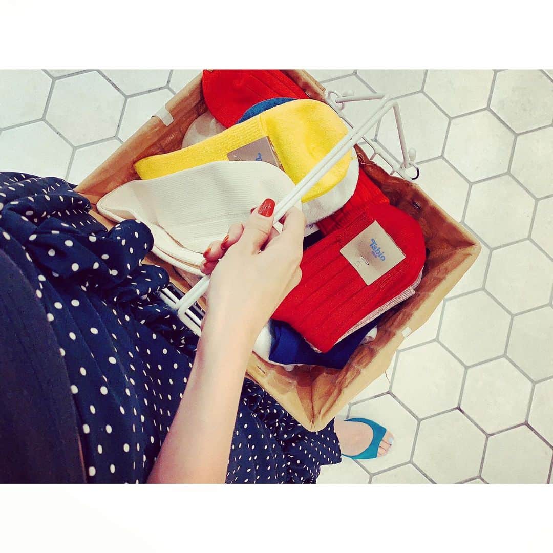 紗栄子さんのインスタグラム写真 - (紗栄子Instagram)「ルミネでお買い物♡ 靴下屋さんでイギリス用もまとめ買い🧦🇬🇧🌈💂🏻‍♂️✨ #靴下屋#tabio#ルミネ」5月31日 19時47分 - saekoofficial