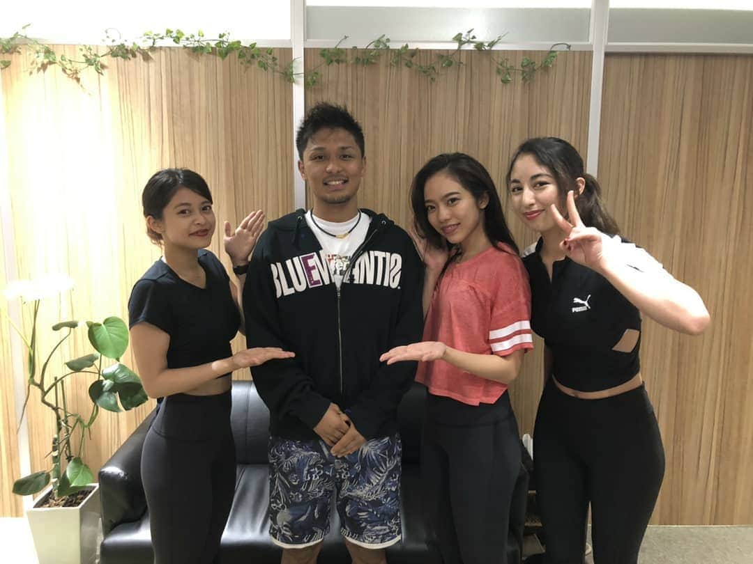 大沢文也のインスタグラム：「全力ストレッチ六本木店に行ってきました👍(^^) メチャクチャ上手かった😆 施術してくれる女性の方達もキレイな方達ばかりでビックリしました😁‼️ 皆さん是非一度足を運んでみてください(*^.^*) 〒106-0032  東京都港区六本木5-18-18プレシャス六本木ビル３F  Tel：03-5544-8807  zenryoku.roppongi@gmail.com  #全力ストレッチ #全力ストレッチ恵比寿 #全力ストレッチ六本木 #ストレッチ #stretch #施術」