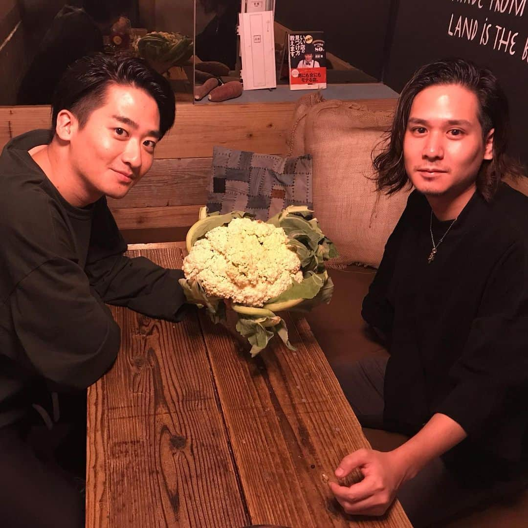 ダイキさんのインスタグラム写真 - (ダイキInstagram)「弟の結婚する報告祝いで御飯㊗️ @wearethefarm_ebisu #ジャンボカリフラワーブーケ #wearethefarmebisu #１時間半遅刻してきた #嬉しい報告聞けたから許す」5月31日 20時01分 - daiki_sugiura0619