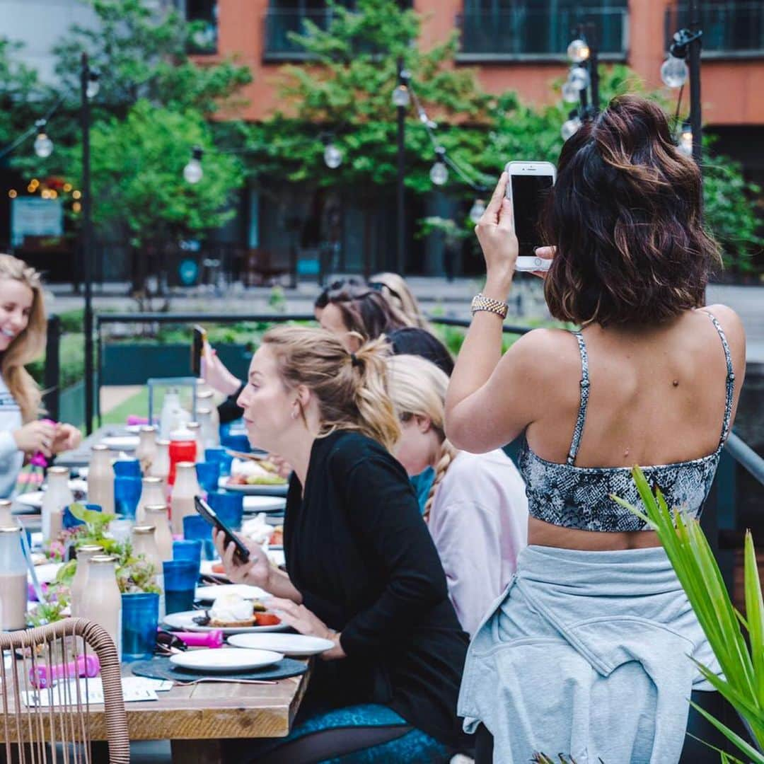 ルーシー・メックレンバーグさんのインスタグラム写真 - (ルーシー・メックレンバーグInstagram)「My latest #bootyandthebrunch event was extra special!! Not only because I was joined by these bad ass women who I idolise ... it was also the launch of my @resultswithlucy app which I have been working on for a while now and have been desperate to share with you all! And we had the most incredible morning celebrating this 📱💕🙌🏽 a few thank yous for making this the most amazing day 😘☺️ Venue @boathouselondon @merchantsquareldn  My fav chef 👨🏽‍🍳 @jay_halford  Best vegan cakes in London @thelondonveganbakery  This flower wall and sign @londonflowerwallcompany  @forkeepsuk」5月31日 19時56分 - lucymeck1