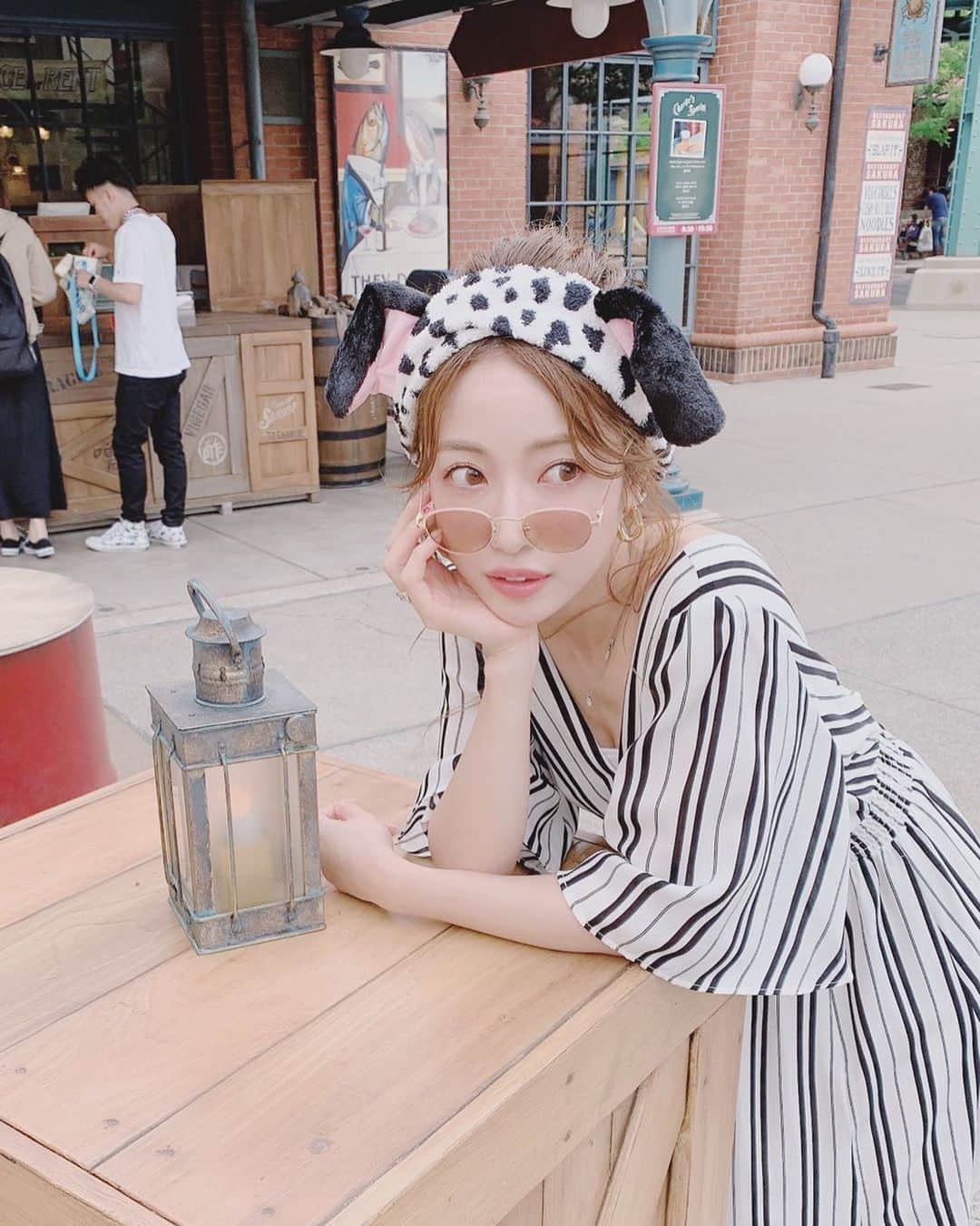 のインスタグラム：「さくっと夢の国🐩💗 楽しすぎたー🥰 洋服は @micoameriofficial  ピアスは @seina4444 さんデザイン💗  # DISNEY #disneyland #ディズニーランド #ディズニー #ディズニーシー #ディズニーコーデ #ミコアメリ」