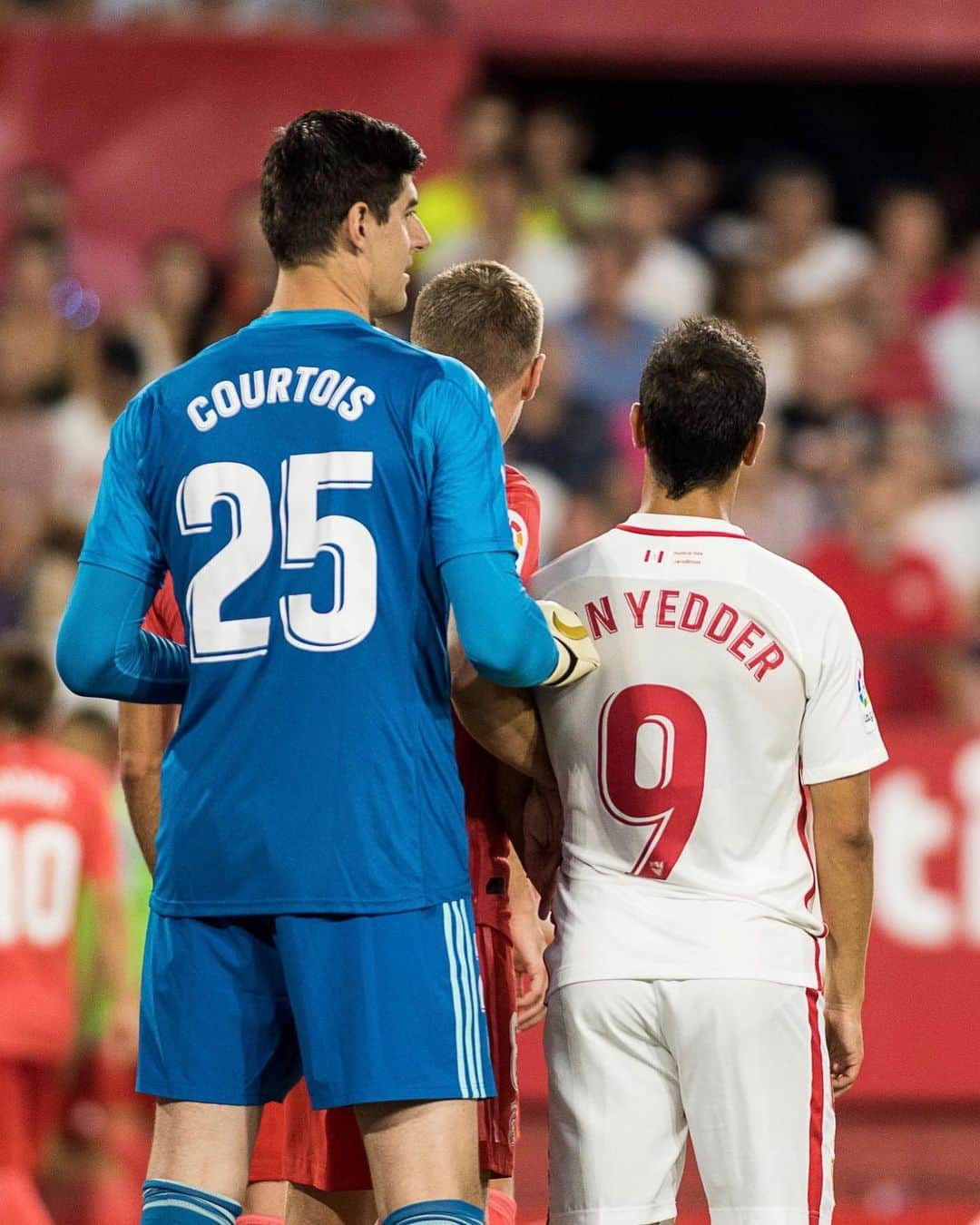 LFPさんのインスタグラム写真 - (LFPInstagram)「Big man, little man. 😅 • #Courtois #BenYedder #RealMadrid #SevillaFC #LaLigaSantander #LaLiga」5月31日 20時00分 - laliga