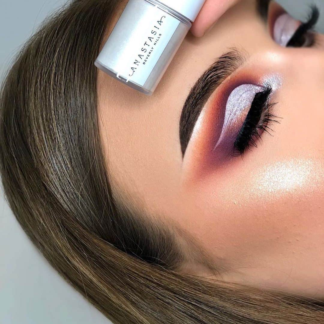 Anastasia Beverly Hillsさんのインスタグラム写真 - (Anastasia Beverly HillsInstagram)「Loving these looks using our new Loose Pigments @paulasmakeupvanity  BROWS: Dipbrow Pomade in Dark Brown - Clear Brow Gel  EYES: Loose Pigment in “Icy”  Pic 2 swatches of 4 of the 5 shades . Starting on the left; Icy, Crystal, Daiquiry, Sand  #ABHloosepigments」5月31日 11時05分 - anastasiabeverlyhills