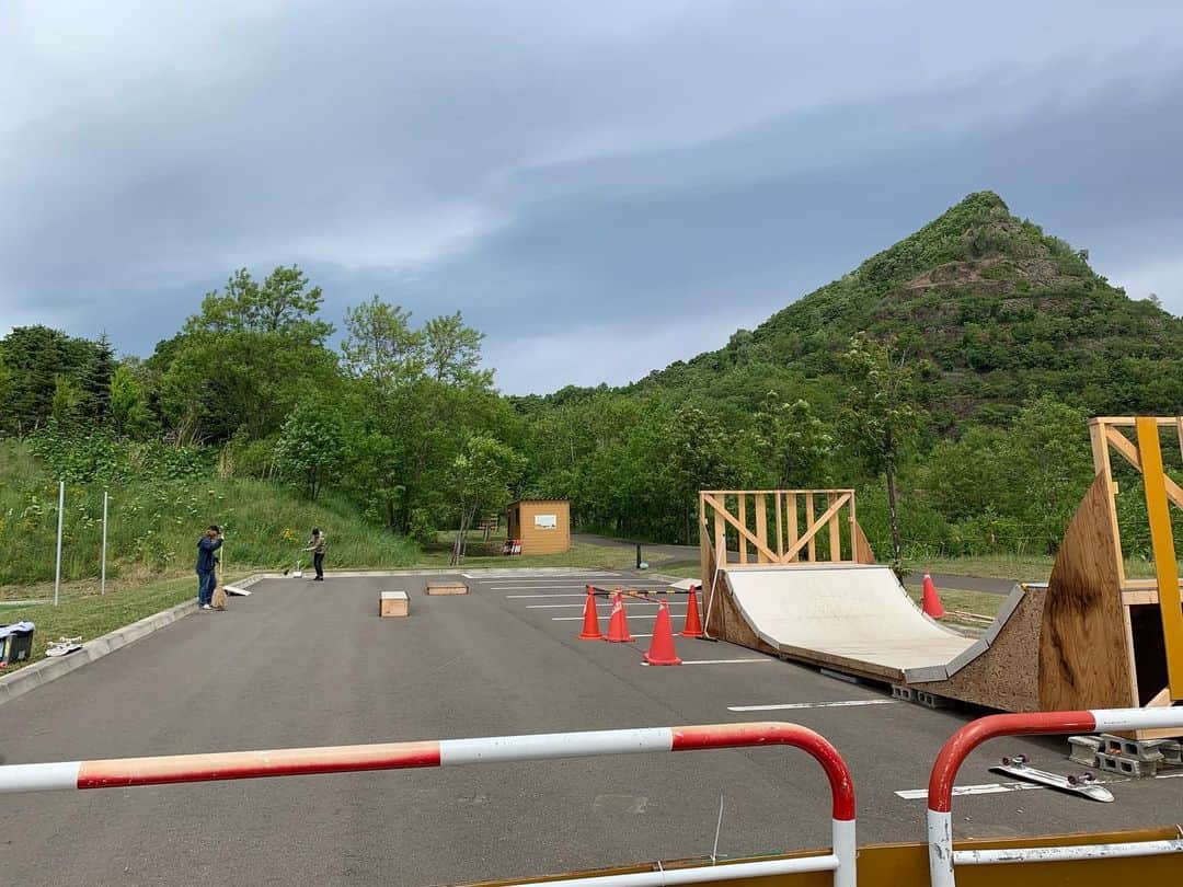 中井孝治さんのインスタグラム写真 - (中井孝治Instagram)「五天山公園内スケートパーク 準備完了です。  お手伝いしてくれた皆さんありがとうございました！  パークオープンは明日6/1となっていますので、今日はダメですよ〜👁」5月31日 11時17分 - takaharunakai
