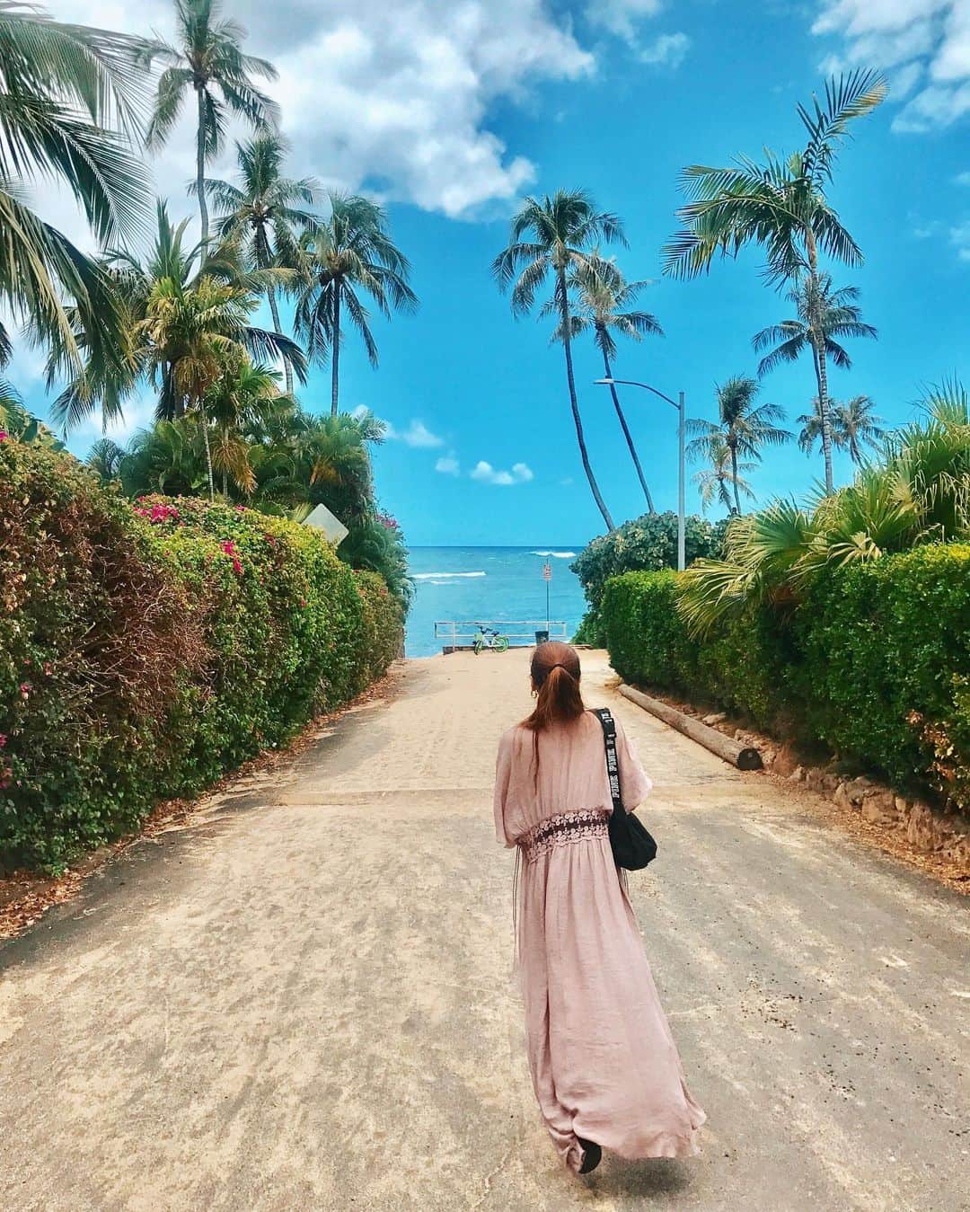 宮崎沙矢加さんのインスタグラム写真 - (宮崎沙矢加Instagram)「I can be totally very natural when I'm staying here every single time👱🏽‍♀️🌺🤙🏽💕 . . . #hawaii #hi #beach #oahu #beautiful #ootd #photography #palmtrees #beachlife #lunch」5月31日 11時21分 - sarah___audrey