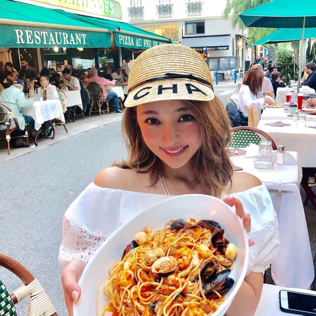 濱野りれさんのインスタグラム写真 - (濱野りれInstagram)「The face of let's eat!! Huge pasta is coming💗 .. でかいパスタが来た🍝 食べきれるかな...笑 .. .. #nicefrance#franceeats#pastapasta#francelife#southfrance#cotedazurfrance#eataroundtheworld#lovetoeat #chanellover#summerfashion#chanelspringsummer#asianbabe#asiangirls #japonais#ニース#フランス#南仏#パスタ#コートダジュール#海外ファッション#海外生活#麦わら帽子#时尚」5月31日 11時38分 - riregram