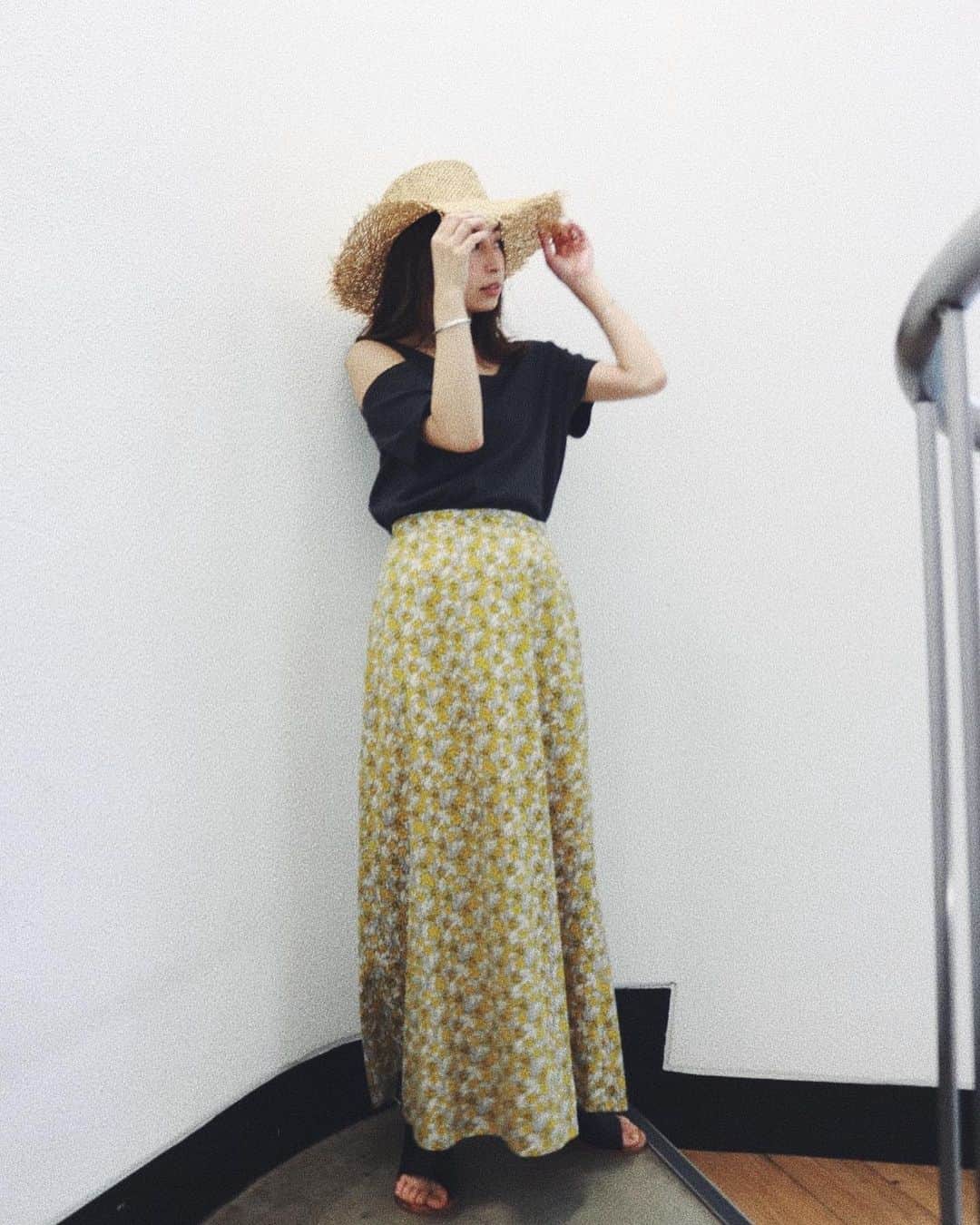 のインスタグラム：「. . 先行予約で1番人気のset👌🏽 このスカートは来月イチオシ . . #ungrid」