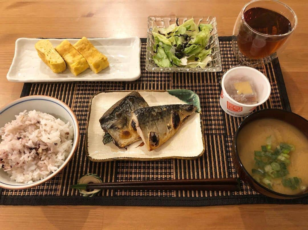 大浦育子さんのインスタグラム写真 - (大浦育子Instagram)「いつかの家ご飯♡ 20分くらいで作った焼き鯖定食😂 大根おろしをつけたかったけど お家になかった、、、笑 . . #お家ご飯#和食#育ごはん」5月31日 11時52分 - ikuko_oura