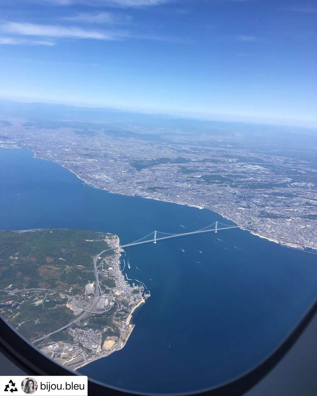 アシアナ航空日本地域公式アカウントさんのインスタグラム写真 - (アシアナ航空日本地域公式アカウントInstagram)「. こちらの風景、関空をご利用のみなさまにはおなじみでしょうか？🥰 明石海峡大橋がきれいに写っていますね✨青空もとってもきれいです✨ステキなお写真ありがとうございます🙏💕 . ここで、関空をご利用のみなさまにご案内です。 G20サミット開催に伴い、6/27-30の期間中は交通規制が実施される予定です。 詳しくはアシアナ航空ホームページをご覧ください。 . Repost @bijou.bleu with @Rep0stApp • • • • • • • ✈️大好き  From KIX to ICN OZ111  #asianaairlines #asiana #아시아나항공 #아시아나 #アシアナ航空 #関西国際空港 #仁川国際空港 #간사이국제공항  #인천국제공항 #大阪 から #ソウル #오사카  #서울  #韓国旅行 #ソウル旅行 #仕事 #biztrip #アシアナ航空CAさん綺麗💕 #韓国好きな人と繋がりたい  #明石海峡大橋 #神戸 #淡路島 #고베 #아와지섬 #Beautiful  #goodweather #sunnydays #アシアナグラム #アシアナ倶楽部 #アシアナで行く」5月31日 11時50分 - asiana.jp_official