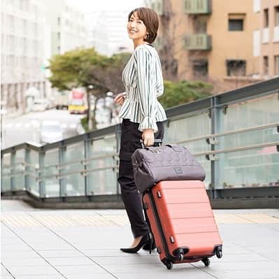 藤森香衣さんのインスタグラム写真 - (藤森香衣Instagram)「どこに行きますか？  これから〜夏に向けて、ご旅行予定の皆さん、 旅行で使うバッグは、もう準備できていますか？  この「トラベル ボストンバッグ」、荷物が増えちゃった時に キャリーケースや、スーツケースのハンドルに 固定できる構造になってます✈️✨ ・ 次回、QVCでの「PLAYERS 」の放送は 6月7日(金) 13時〜14時です。 ・ #qvcjapan #mybrand #bag #playersjiyugaoka  #ボストンバッグ #キルティングバッグ  #海外旅行 #出張 #お出かけ #旅行  #夏休み旅行 #旅行バッグ #梅雨 #撥水 #自由が丘 #qvcジャパン  #自由が丘プレイヤーズ #ママバッグ  #アラサーコーデ #アラフォーコーデ」5月31日 11時51分 - kaefujimori