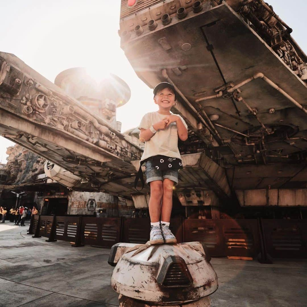 Amber Fillerup Clarkさんのインスタグラム写真 - (Amber Fillerup ClarkInstagram)「Just as stoked today and he was 4 years ago! Swipe for flash back pictures and also pictures of Galaxy’s Edge at Disneyland! David and Atticus got to go today and I wish I could have seen their faces. I’m really not sure who would be more excited. (Anyone remember the R2D2 swimsuit I wore on my honeymoon to impress David 😆) thanks for hosting my boys Disney! #Disney #GalaxysEdge @davidavidavid」5月31日 11時53分 - amberfillerup