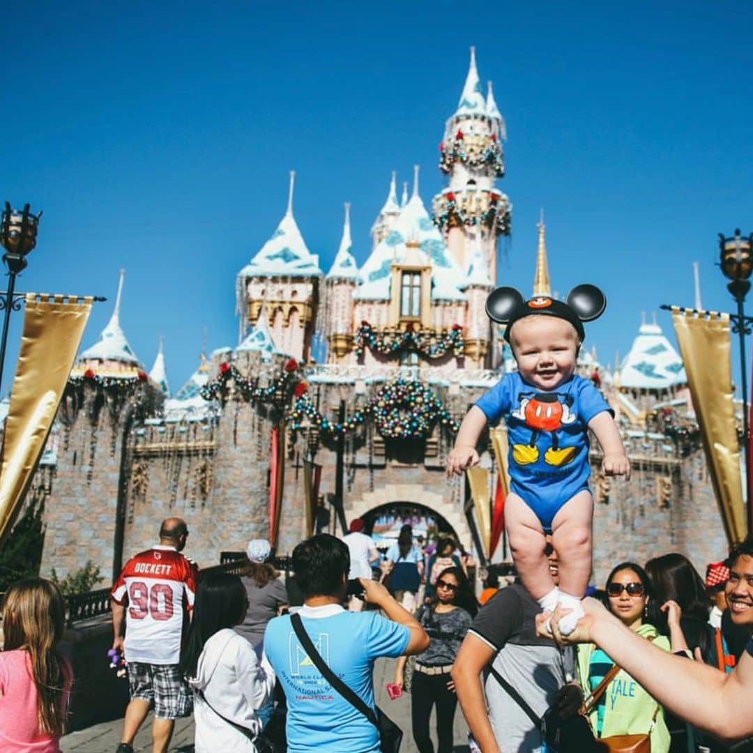 Amber Fillerup Clarkさんのインスタグラム写真 - (Amber Fillerup ClarkInstagram)「Just as stoked today and he was 4 years ago! Swipe for flash back pictures and also pictures of Galaxy’s Edge at Disneyland! David and Atticus got to go today and I wish I could have seen their faces. I’m really not sure who would be more excited. (Anyone remember the R2D2 swimsuit I wore on my honeymoon to impress David 😆) thanks for hosting my boys Disney! #Disney #GalaxysEdge @davidavidavid」5月31日 11時53分 - amberfillerup